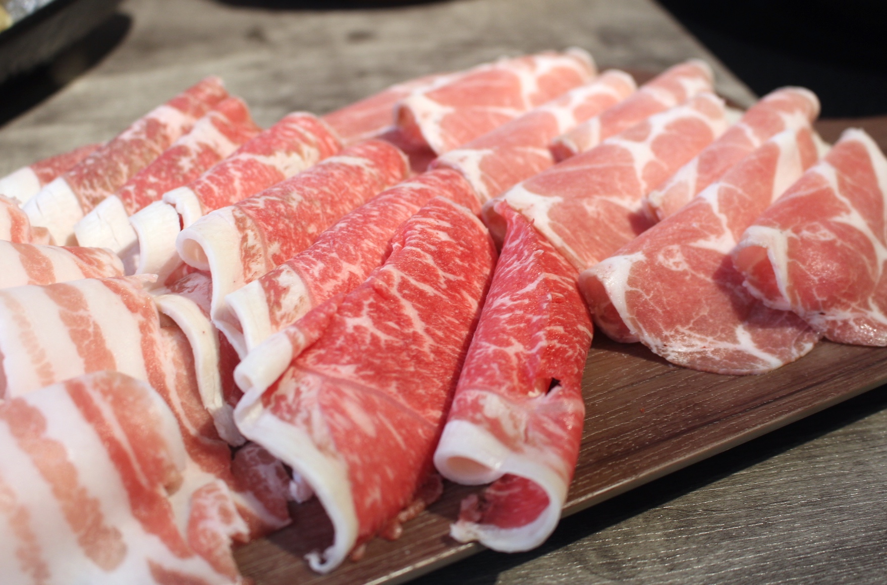 【食 嗑肉石鍋 (中壢店)】快來中美村大樓大嗑石鍋！痛風海鮮船＋肉滿滿拼盤～讓你吃到翻過去