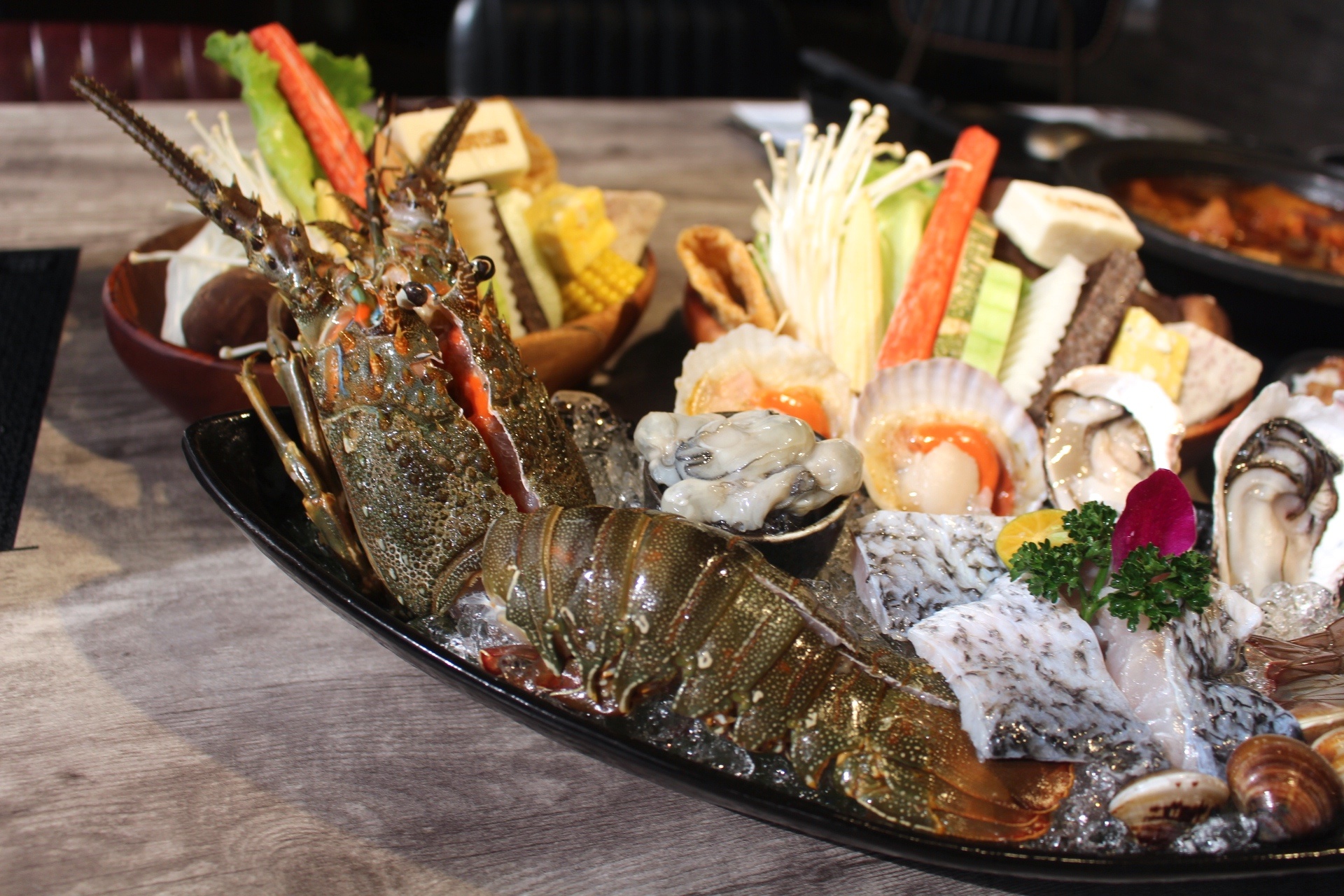 【食 嗑肉石鍋 (中壢店)】快來中美村大樓大嗑石鍋！痛風海鮮船＋肉滿滿拼盤～讓你吃到翻過去