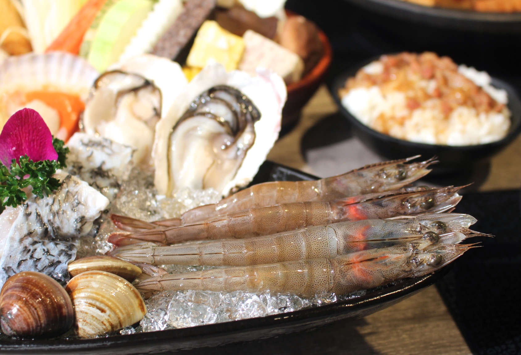 【食 嗑肉石鍋 (中壢店)】快來中美村大樓大嗑石鍋！痛風海鮮船＋肉滿滿拼盤～讓你吃到翻過去