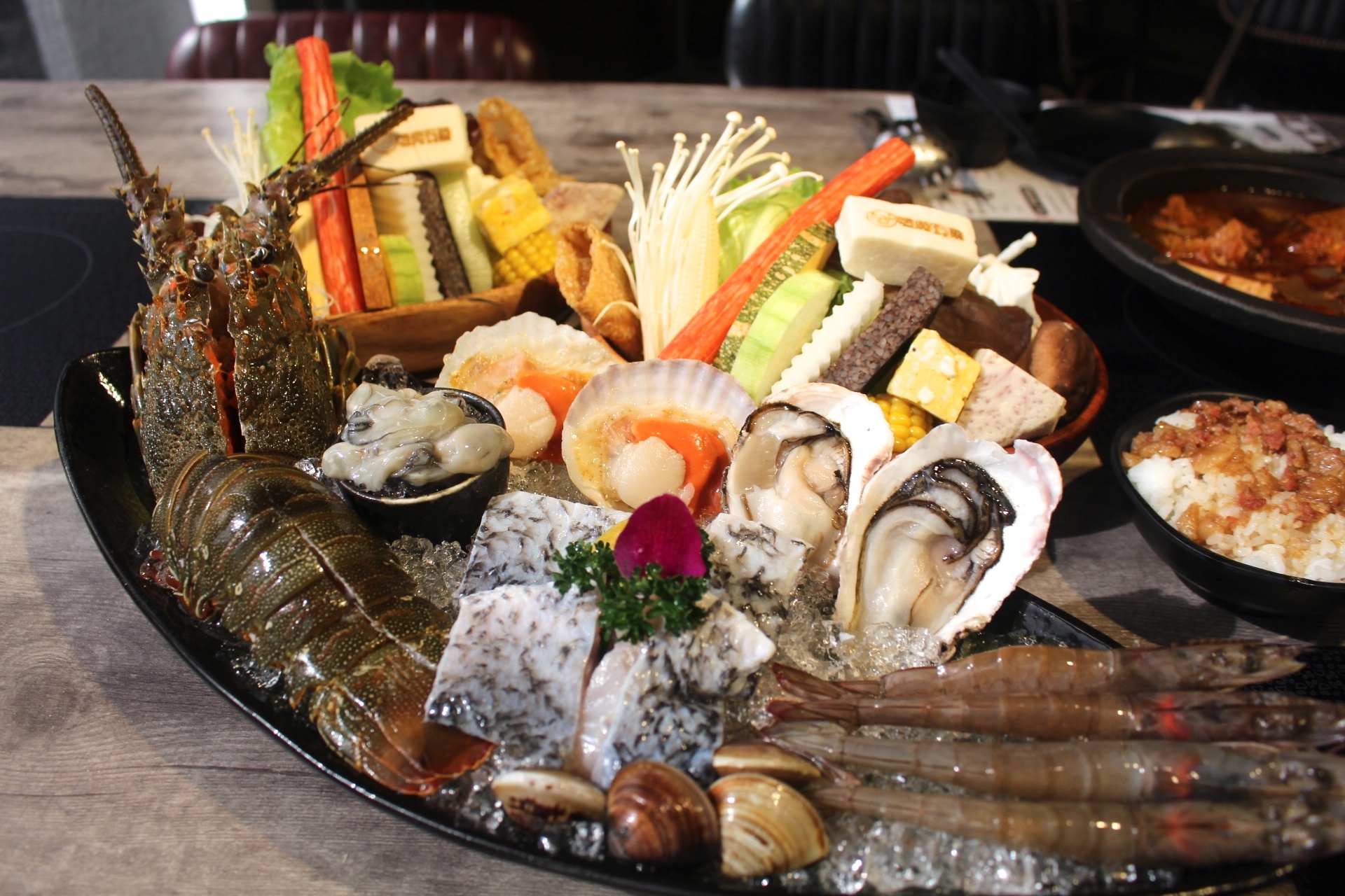 【食 嗑肉石鍋 (中壢店)】快來中美村大樓大嗑石鍋！痛風海鮮船＋肉滿滿拼盤～讓你吃到翻過去