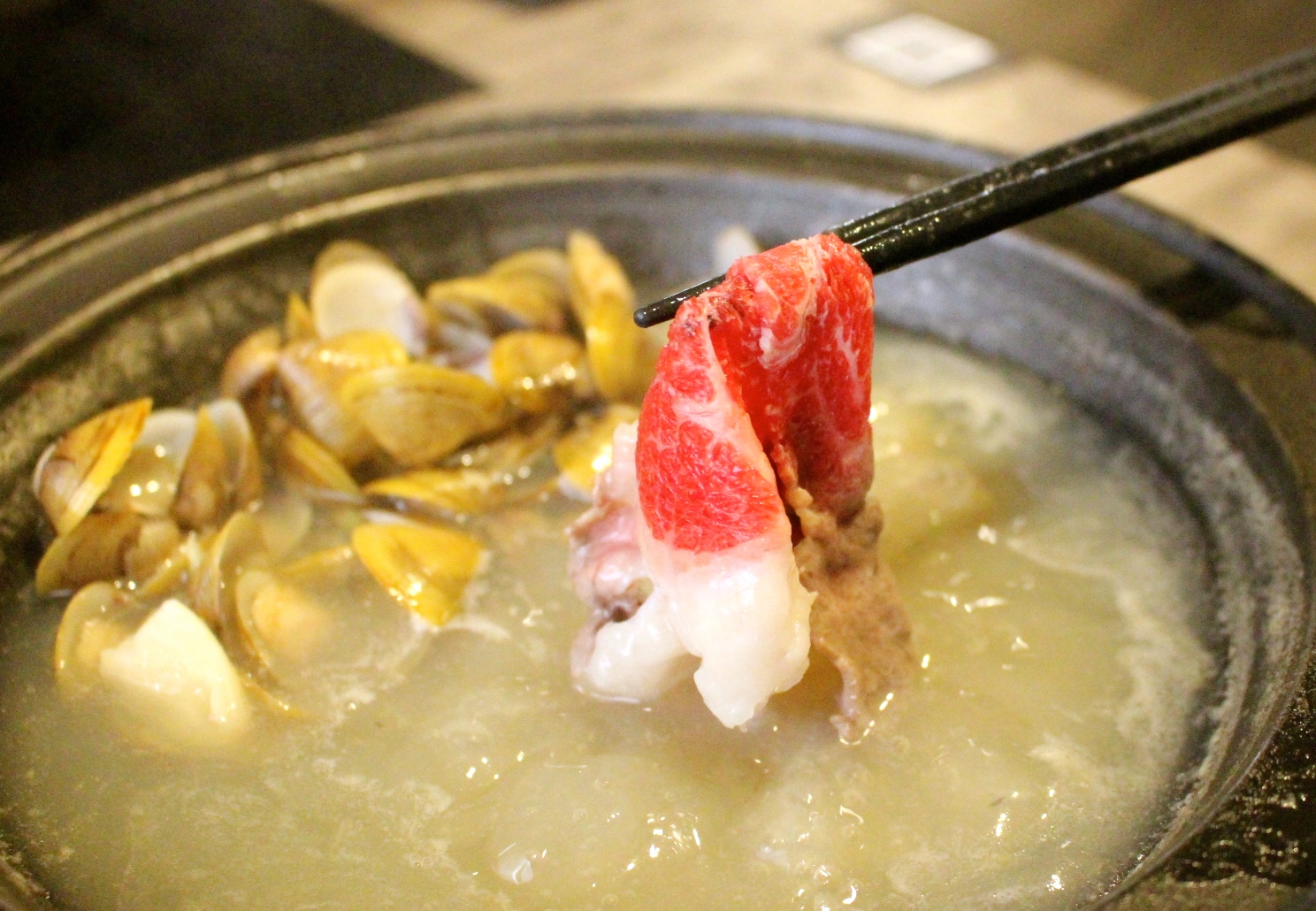 【食 嗑肉石鍋 (中壢店)】快來中美村大樓大嗑石鍋！痛風海鮮船＋肉滿滿拼盤～讓你吃到翻過去