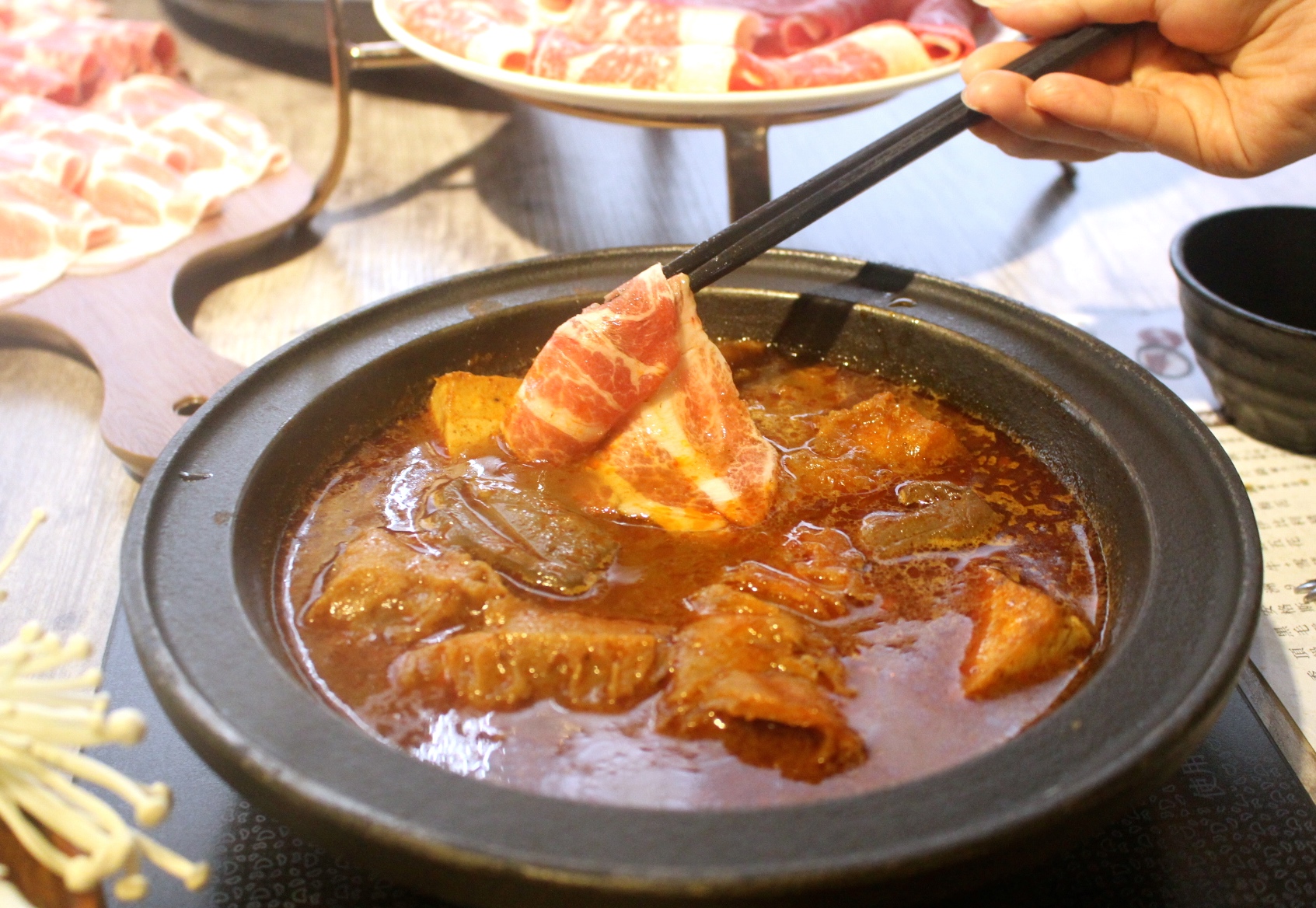 【食 嗑肉石鍋 (中壢店)】快來中美村大樓大嗑石鍋！痛風海鮮船＋肉滿滿拼盤～讓你吃到翻過去