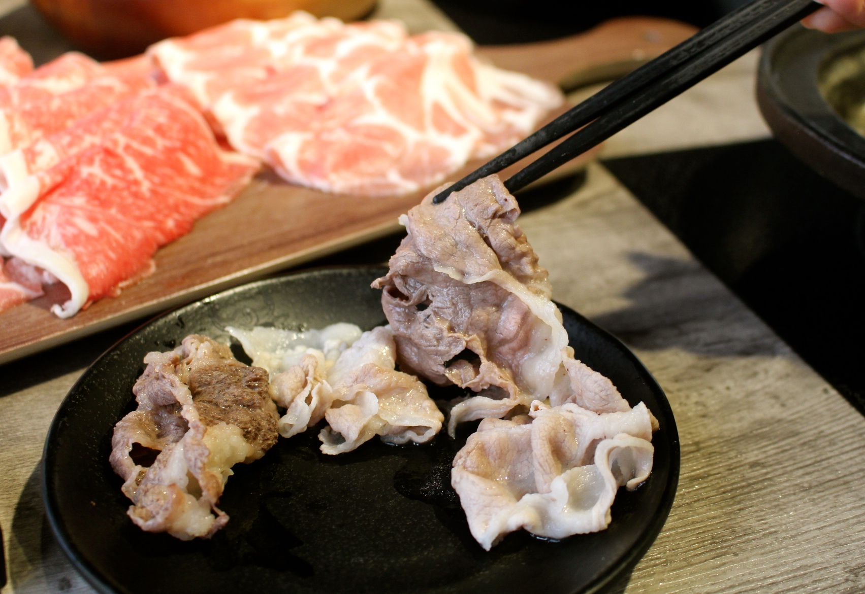 【食 嗑肉石鍋 (中壢店)】快來中美村大樓大嗑石鍋！痛風海鮮船＋肉滿滿拼盤～讓你吃到翻過去