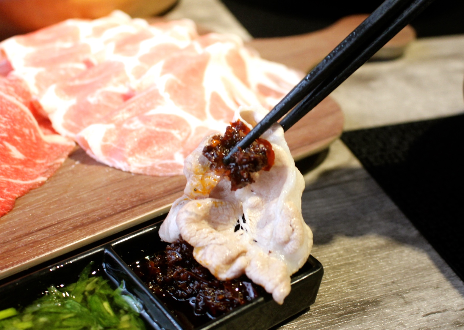【食 嗑肉石鍋 (中壢店)】快來中美村大樓大嗑石鍋！痛風海鮮船＋肉滿滿拼盤～讓你吃到翻過去