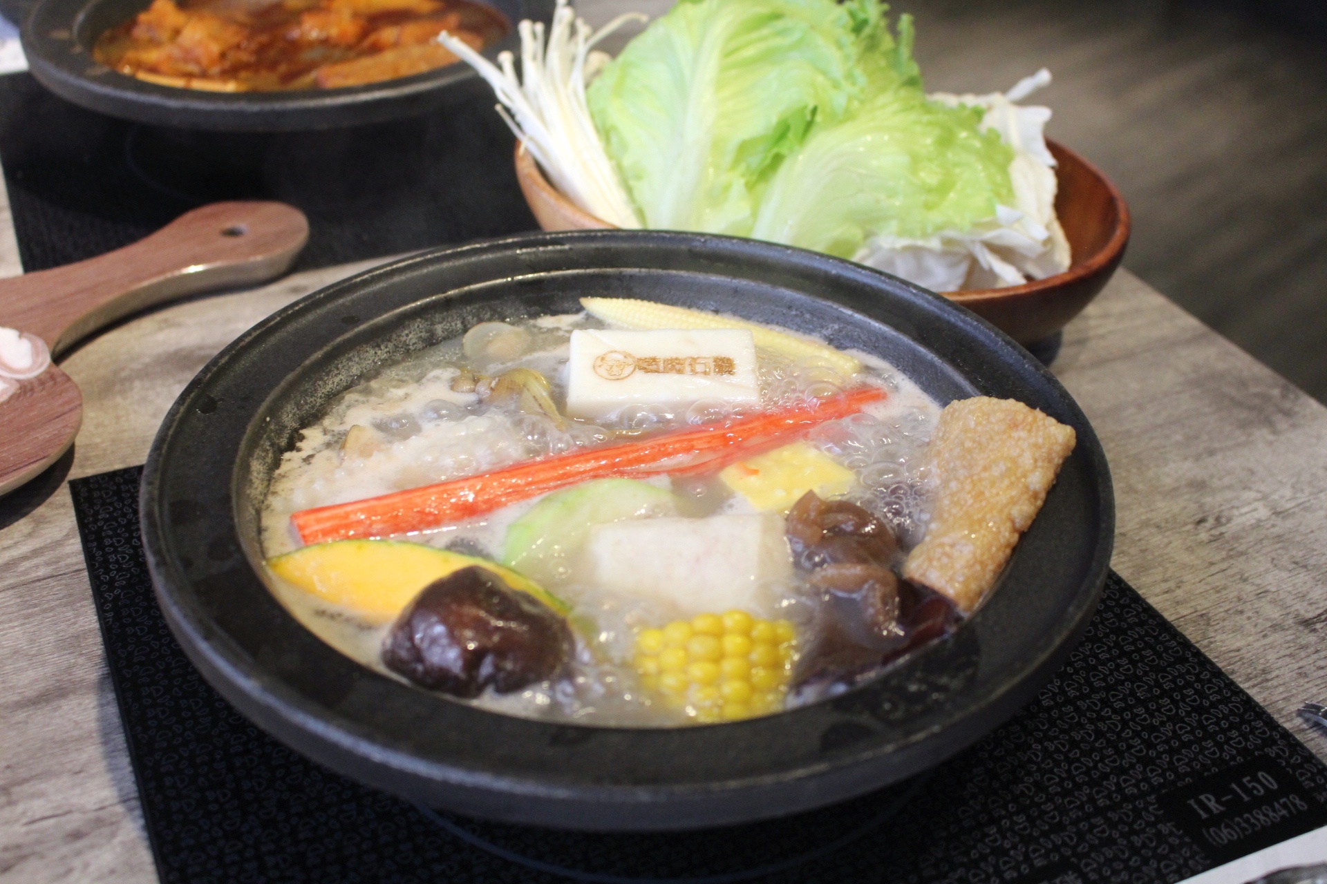 【食 嗑肉石鍋 (中壢店)】快來中美村大樓大嗑石鍋！痛風海鮮船＋肉滿滿拼盤～讓你吃到翻過去