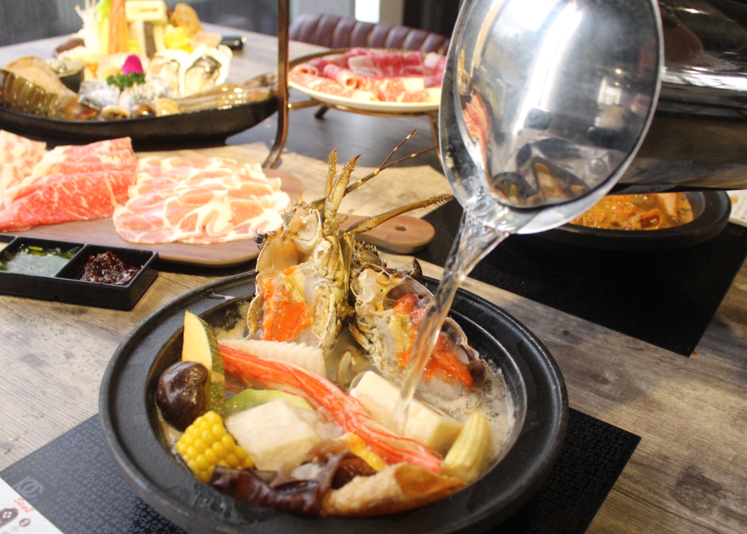 【食 嗑肉石鍋 (中壢店)】快來中美村大樓大嗑石鍋！痛風海鮮船＋肉滿滿拼盤～讓你吃到翻過去