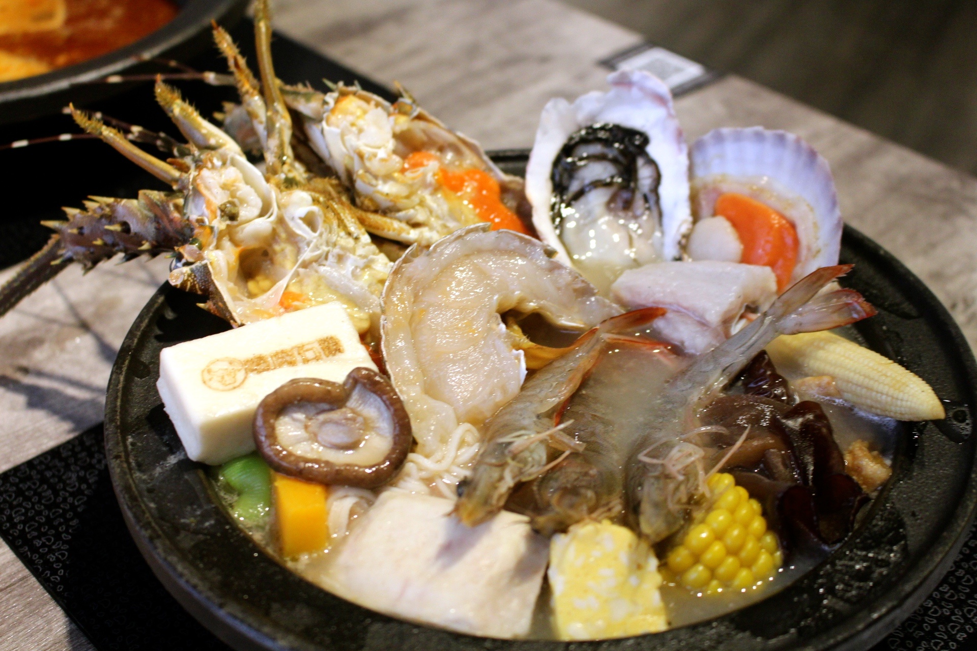【食 嗑肉石鍋 (中壢店)】快來中美村大樓大嗑石鍋！痛風海鮮船＋肉滿滿拼盤～讓你吃到翻過去