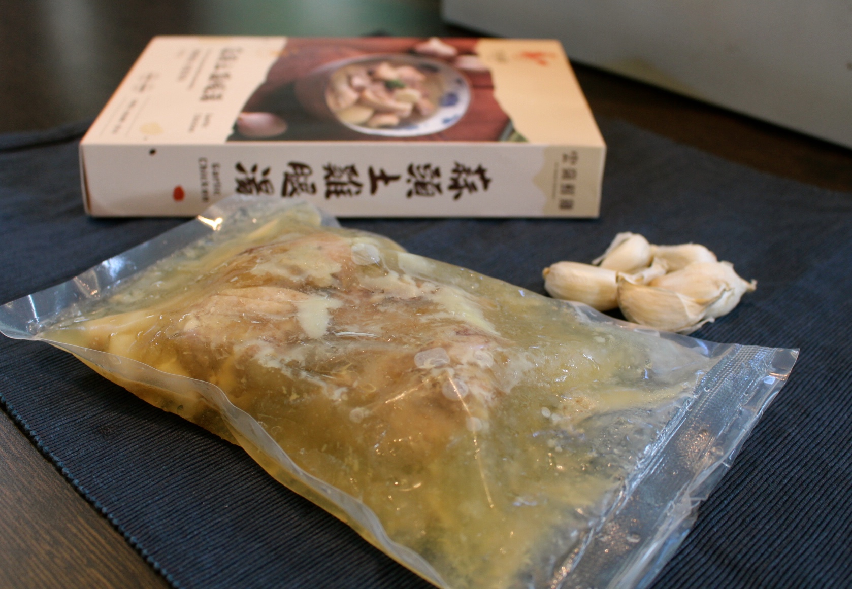 【食 雲嶺鮮雞】一個人也能享用的暖心補身雞湯!何首烏、蒜頭和麻油土雞湯適合懶人加熱就好 【食 雲嶺鮮雞】一個人也能享用的暖心補身雞湯!何首烏、蒜頭和麻油土雞湯適合懶人加熱就好