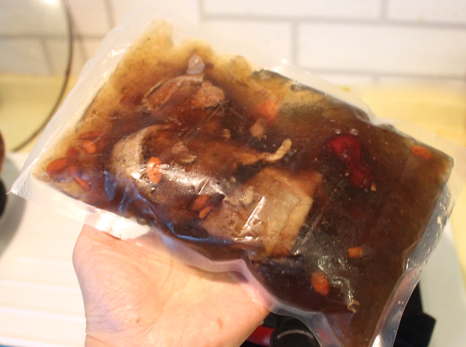 【食 雲嶺鮮雞】一個人也能享用的暖心補身雞湯！何首烏、蒜頭和麻油土雞湯適合懶人加熱就好