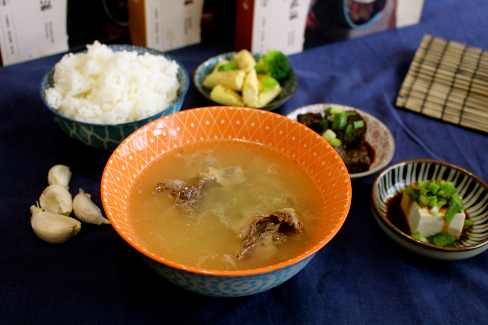 【食 雲嶺鮮雞】一個人也能享用的暖心補身雞湯！何首烏、蒜頭和麻油土雞湯適合懶人加熱就好