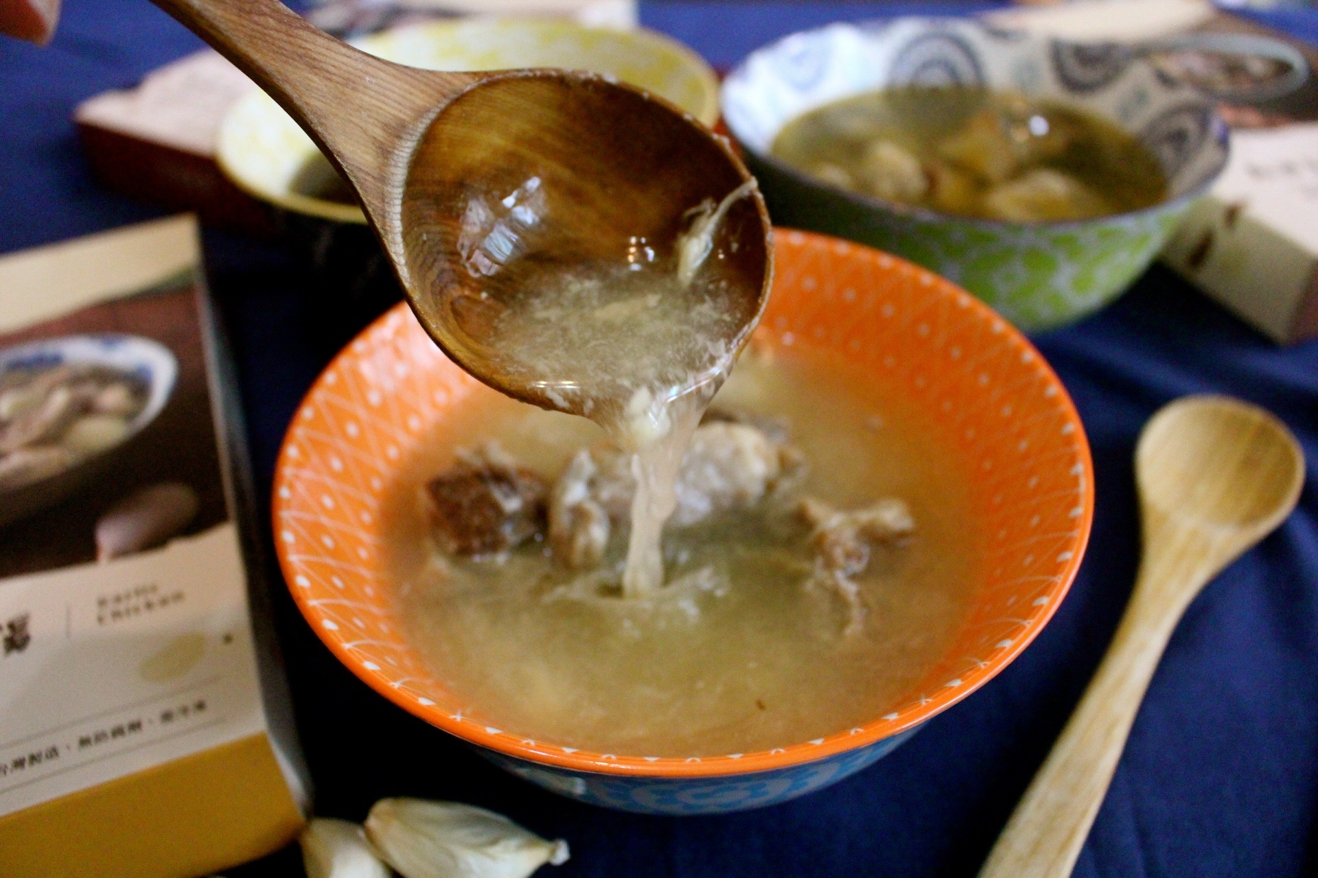 【食 雲嶺鮮雞】一個人也能享用的暖心補身雞湯!何首烏、蒜頭和麻油土雞湯適合懶人加熱就好 【食 雲嶺鮮雞】一個人也能享用的暖心補身雞湯!何首烏、蒜頭和麻油土雞湯適合懶人加熱就好