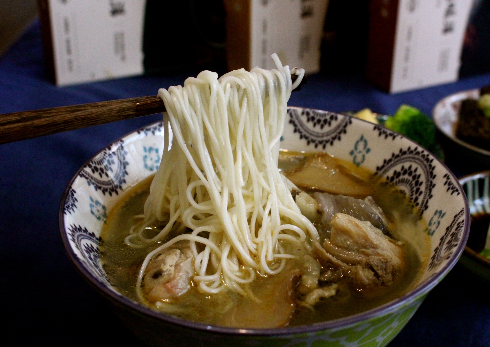 【食 雲嶺鮮雞】一個人也能享用的暖心補身雞湯！何首烏、蒜頭和麻油土雞湯適合懶人加熱就好