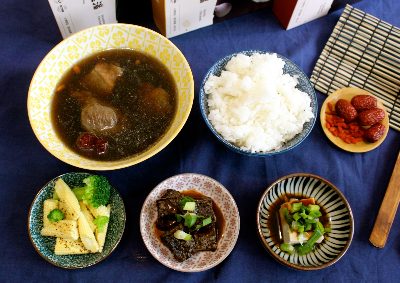 【食 雲嶺鮮雞】一個人也能享用的暖心補身雞湯!何首烏、蒜頭和麻油土雞湯適合懶人加熱就好 【食 雲嶺鮮雞】一個人也能享用的暖心補身雞湯!何首烏、蒜頭和麻油土雞湯適合懶人加熱就好