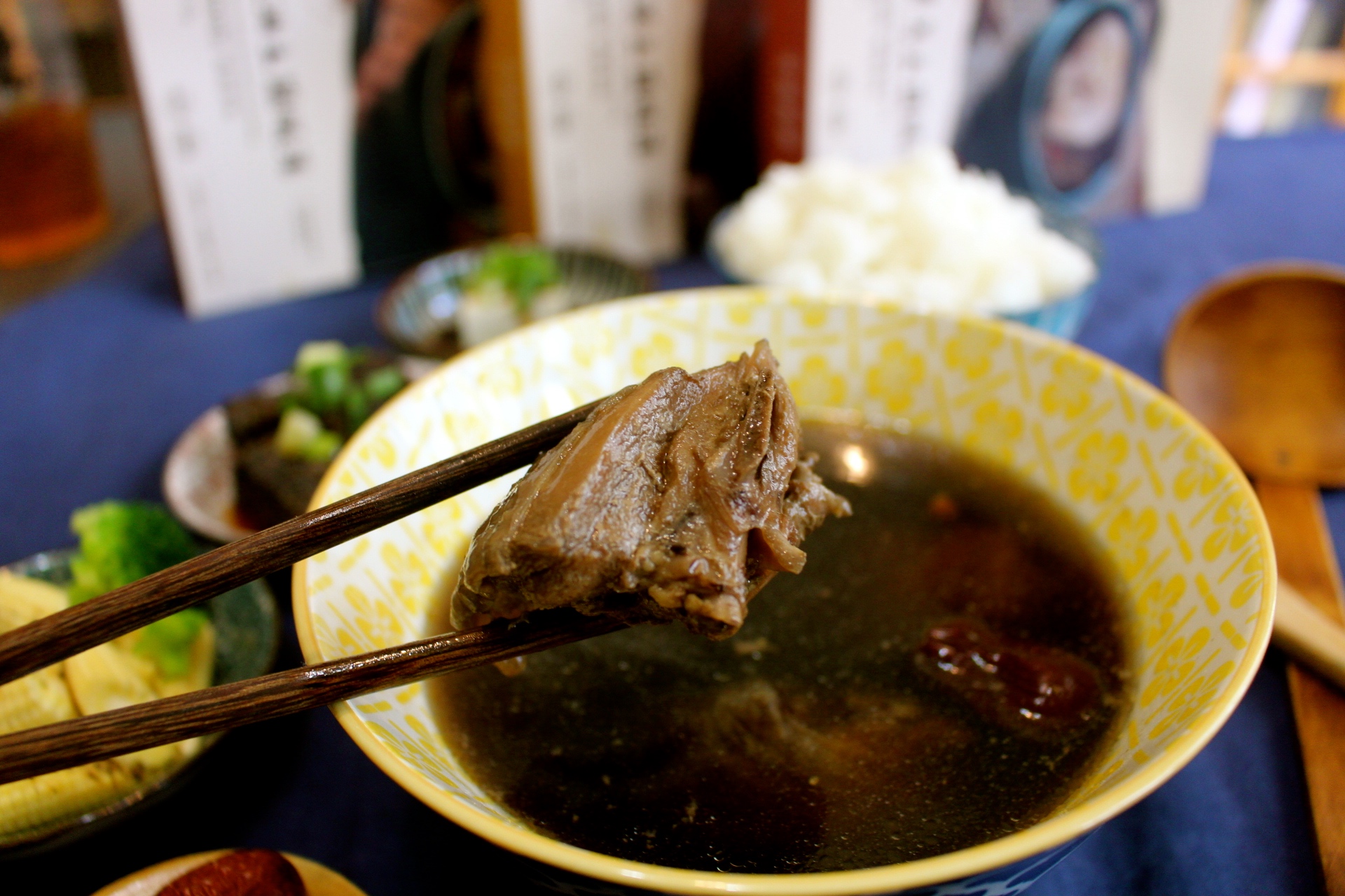 【食 雲嶺鮮雞】一個人也能享用的暖心補身雞湯!何首烏、蒜頭和麻油土雞湯適合懶人加熱就好 【食 雲嶺鮮雞】一個人也能享用的暖心補身雞湯!何首烏、蒜頭和麻油土雞湯適合懶人加熱就好