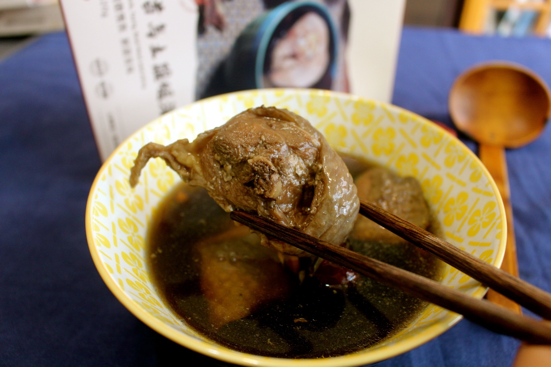 【食 雲嶺鮮雞】一個人也能享用的暖心補身雞湯!何首烏、蒜頭和麻油土雞湯適合懶人加熱就好 【食 雲嶺鮮雞】一個人也能享用的暖心補身雞湯!何首烏、蒜頭和麻油土雞湯適合懶人加熱就好