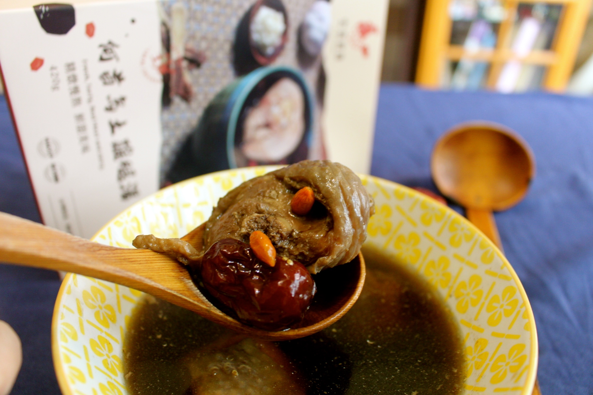 【食 雲嶺鮮雞】一個人也能享用的暖心補身雞湯!何首烏、蒜頭和麻油土雞湯適合懶人加熱就好 【食 雲嶺鮮雞】一個人也能享用的暖心補身雞湯!何首烏、蒜頭和麻油土雞湯適合懶人加熱就好