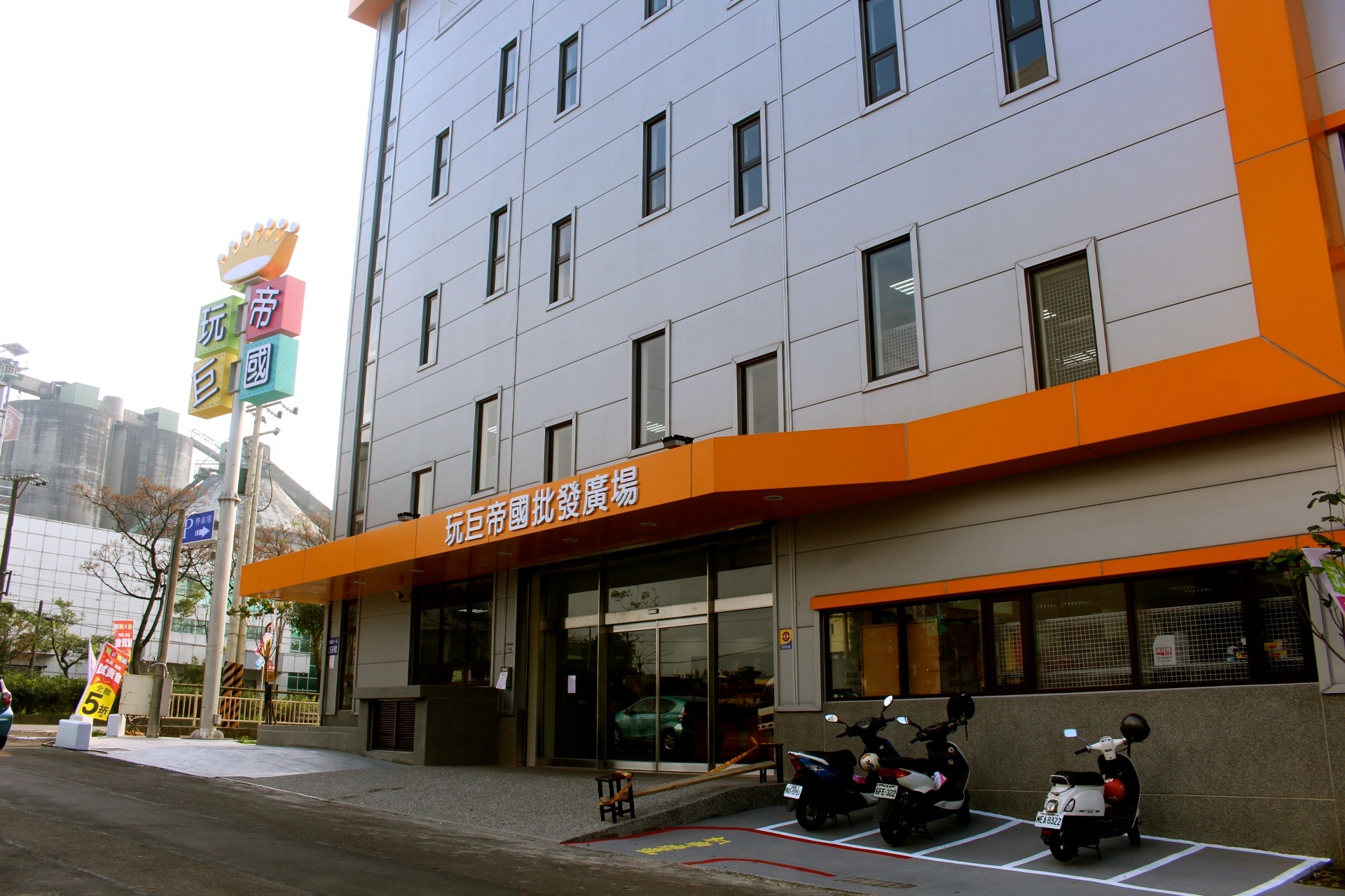 【買 玩巨帝國】2020年楊梅新開幕！佔大最大1000坪玩具批發店，上萬種夜市小玩具、迪士尼商品、騎乘玩具..任你選擇