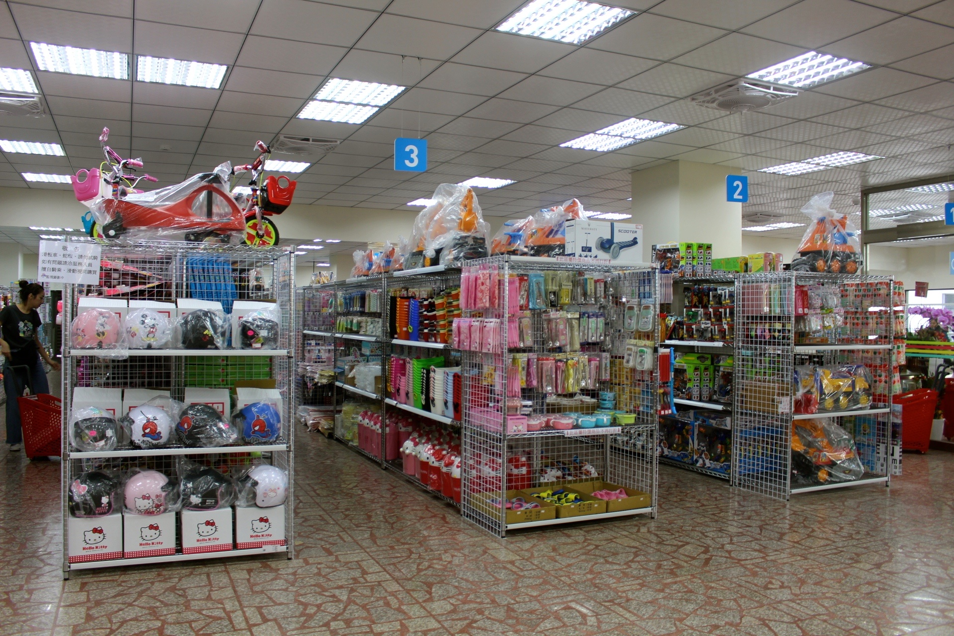 【買 玩巨帝國】2020年楊梅新開幕！佔大最大1000坪玩具批發店，上萬種夜市小玩具、迪士尼商品、騎乘玩具..任你選擇