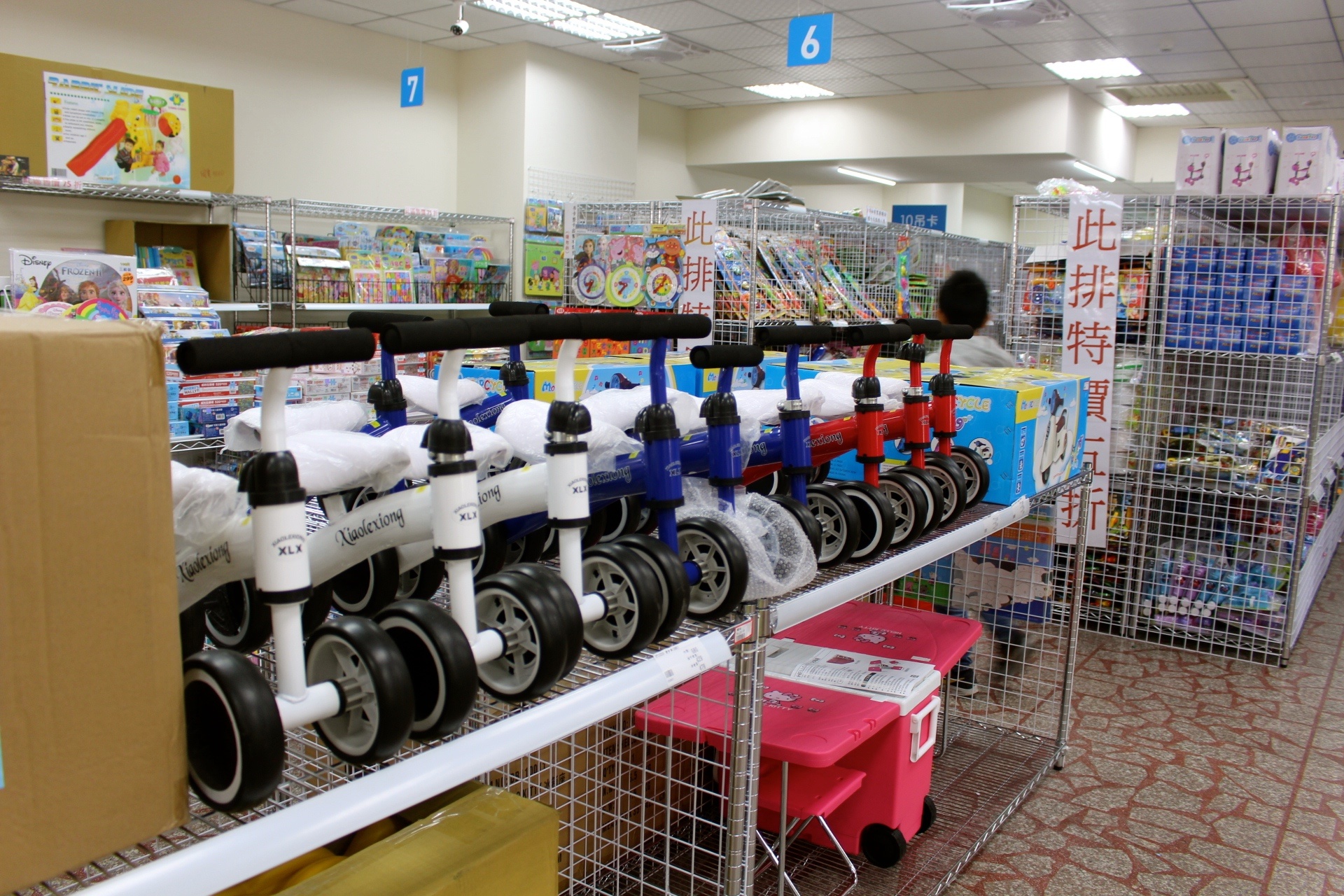 【買 玩巨帝國】2020年楊梅新開幕！佔大最大1000坪玩具批發店，上萬種夜市小玩具、迪士尼商品、騎乘玩具..任你選擇