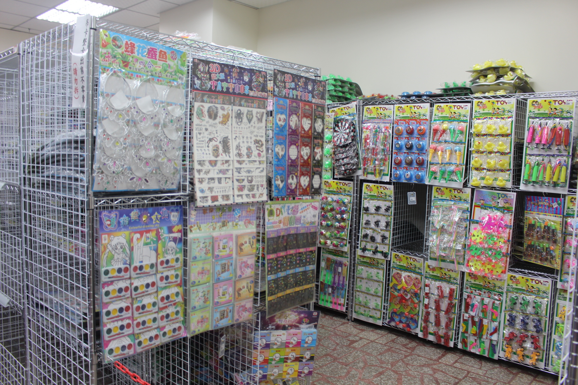 【買 玩巨帝國】2020年楊梅新開幕！佔大最大1000坪玩具批發店，上萬種夜市小玩具、迪士尼商品、騎乘玩具..任你選擇
