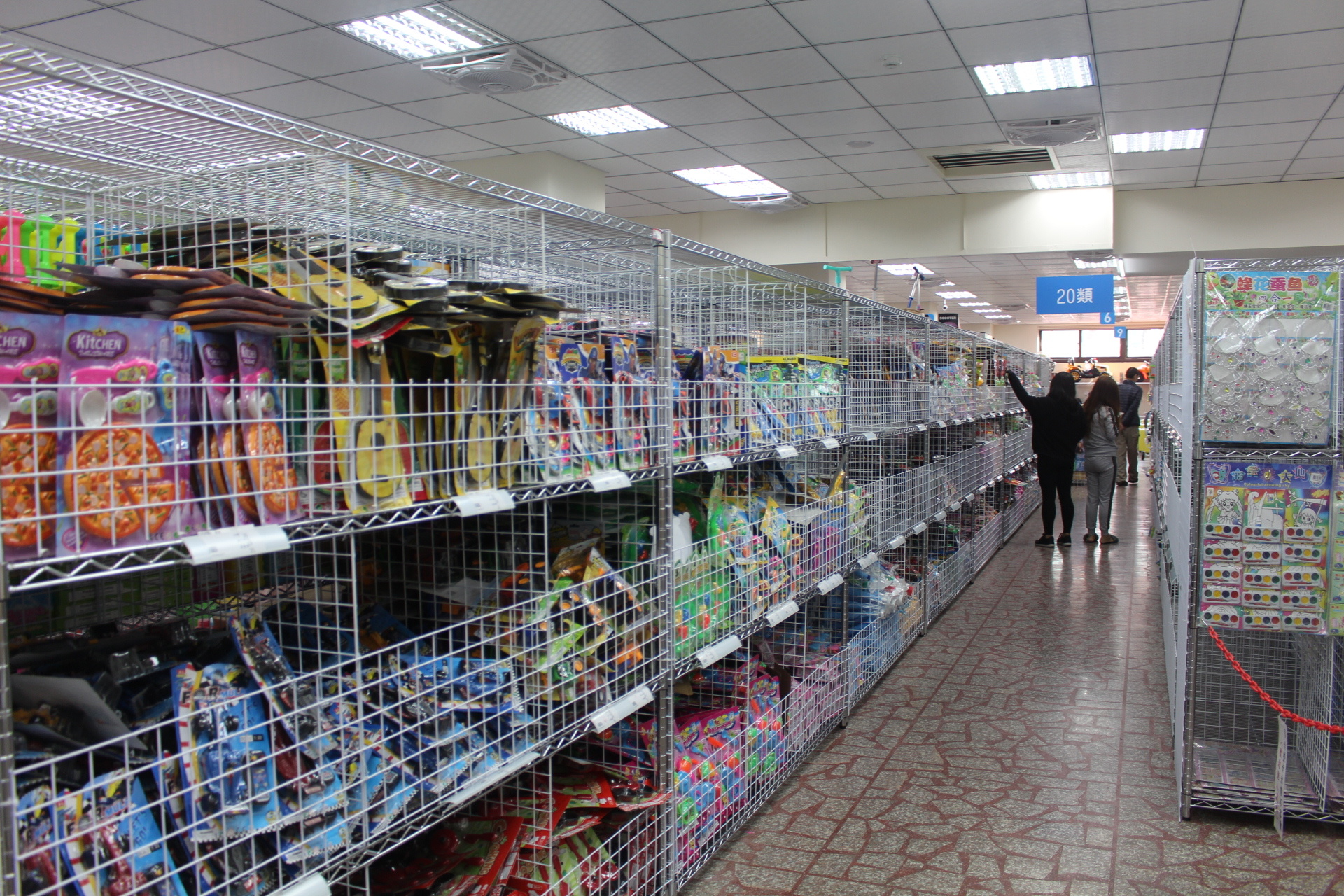 【買 玩巨帝國】2020年楊梅新開幕！佔大最大1000坪玩具批發店，上萬種夜市小玩具、迪士尼商品、騎乘玩具..任你選擇