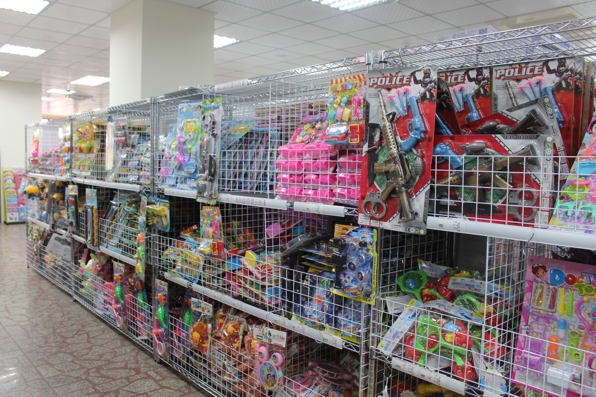 【買 玩巨帝國】2020年楊梅新開幕！佔大最大1000坪玩具批發店，上萬種夜市小玩具、迪士尼商品、騎乘玩具..任你選擇