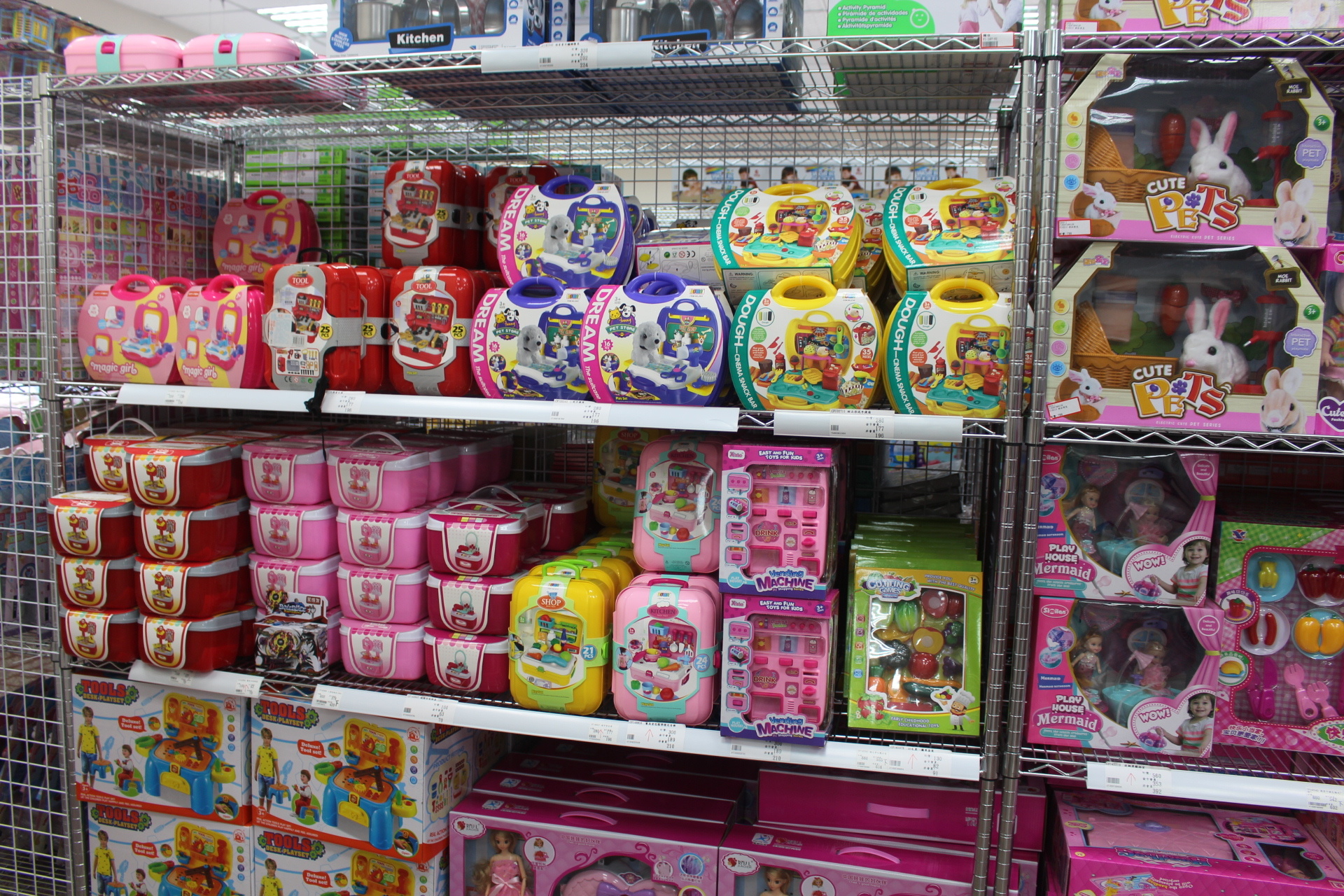 【買 玩巨帝國】2020年楊梅新開幕！佔大最大1000坪玩具批發店，上萬種夜市小玩具、迪士尼商品、騎乘玩具..任你選擇