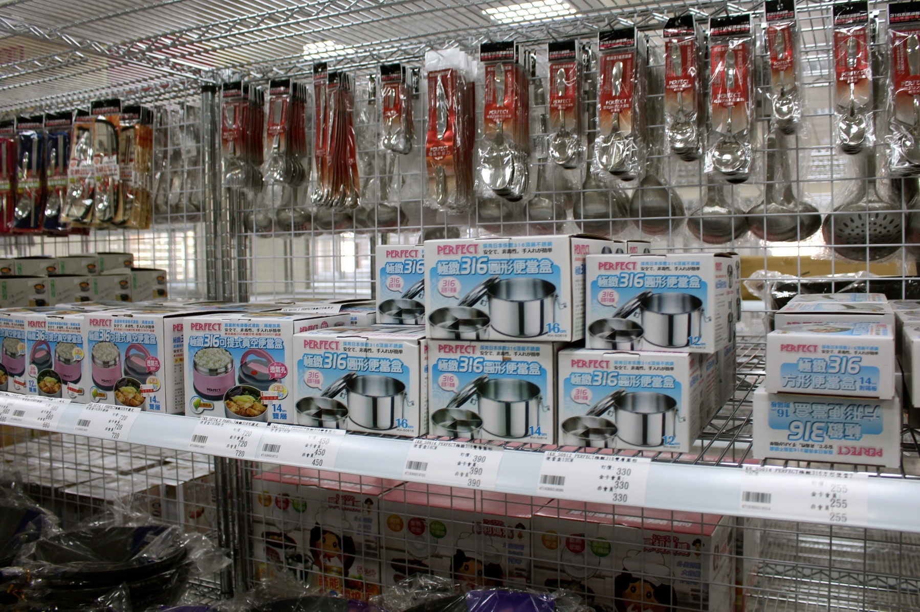 【買 玩巨帝國】2020年楊梅新開幕！佔大最大1000坪玩具批發店，上萬種夜市小玩具、迪士尼商品、騎乘玩具..任你選擇