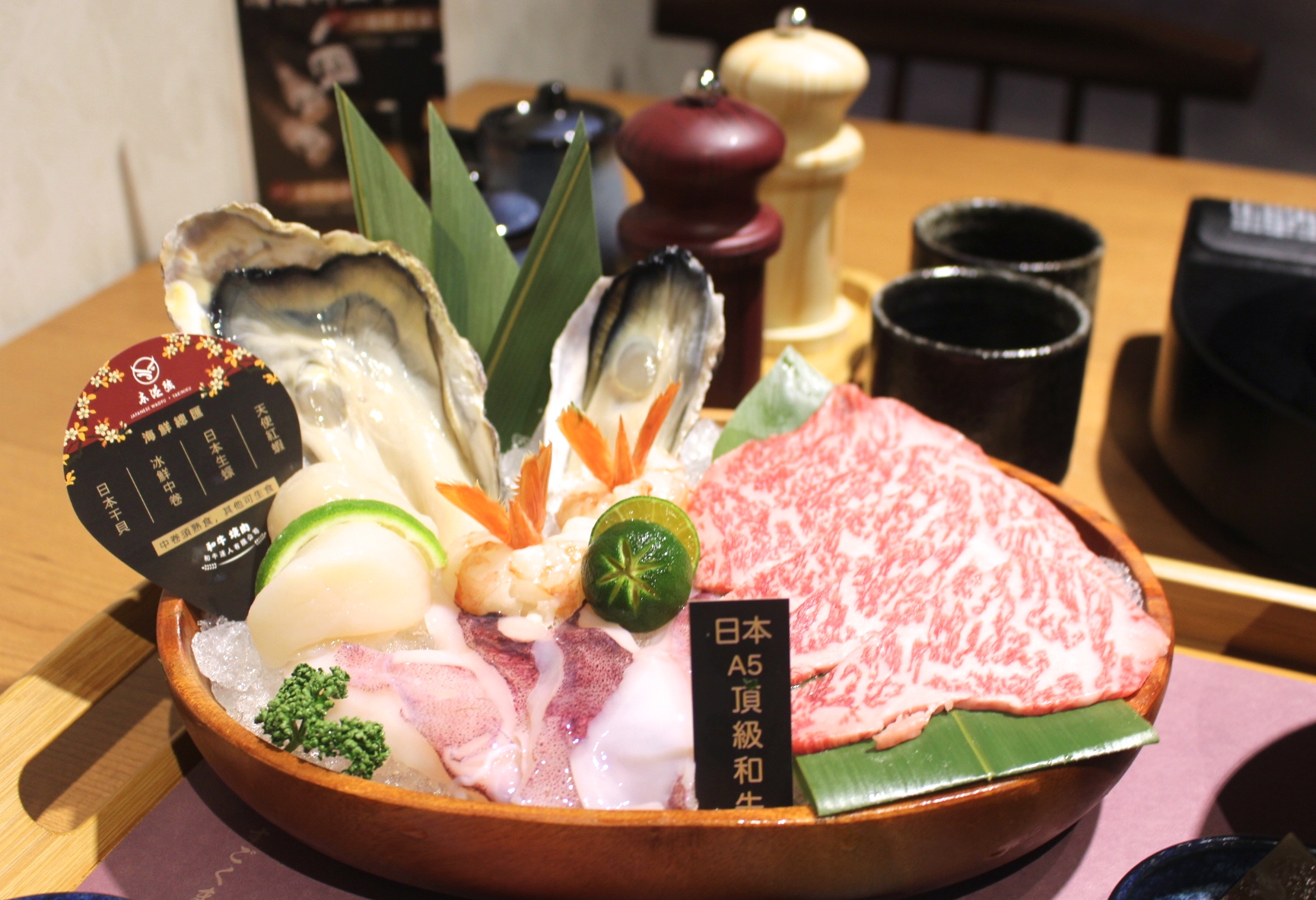 【食 東港強和牛燒肉】就是要吃「海鮮頂級和牛」搭配麻辣鍋，日本A5頂級和牛油花瞬間化開～超美味