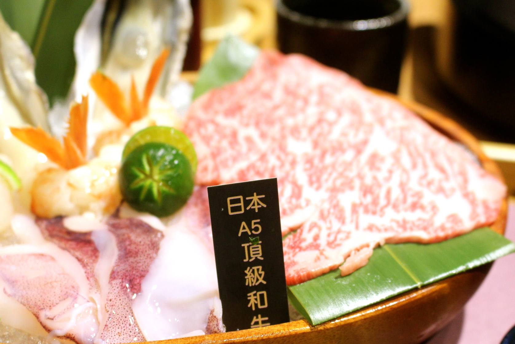 【食 東港強和牛燒肉】就是要吃「海鮮頂級和牛」搭配麻辣鍋，日本A5頂級和牛油花瞬間化開～超美味