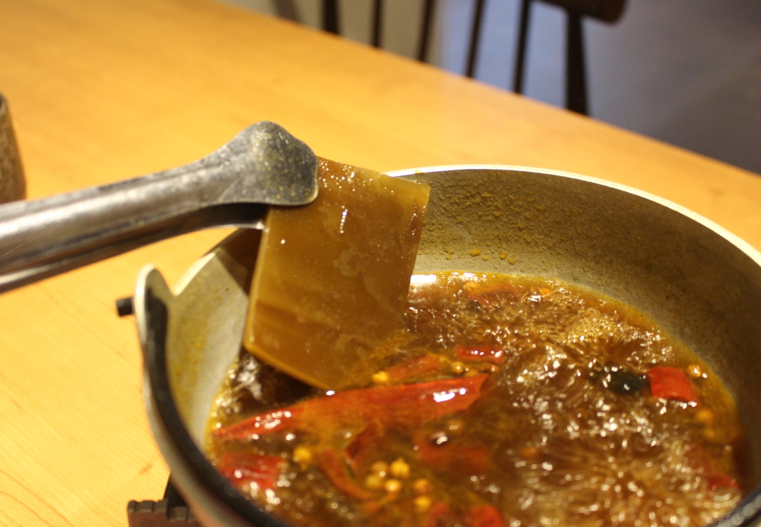 【食 東港強和牛燒肉】就是要吃「海鮮頂級和牛」搭配麻辣鍋，日本A5頂級和牛油花瞬間化開～超美味