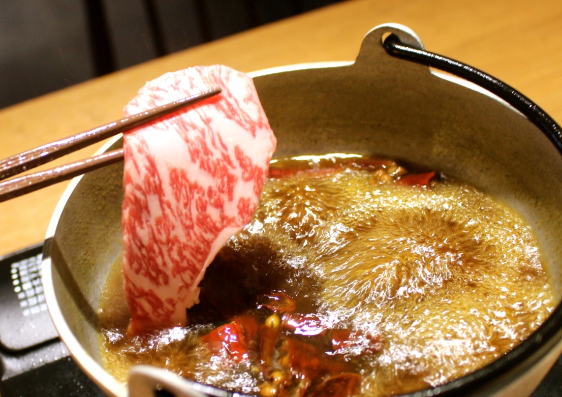 【食 東港強和牛燒肉】就是要吃「海鮮頂級和牛」搭配麻辣鍋，日本A5頂級和牛油花瞬間化開～超美味