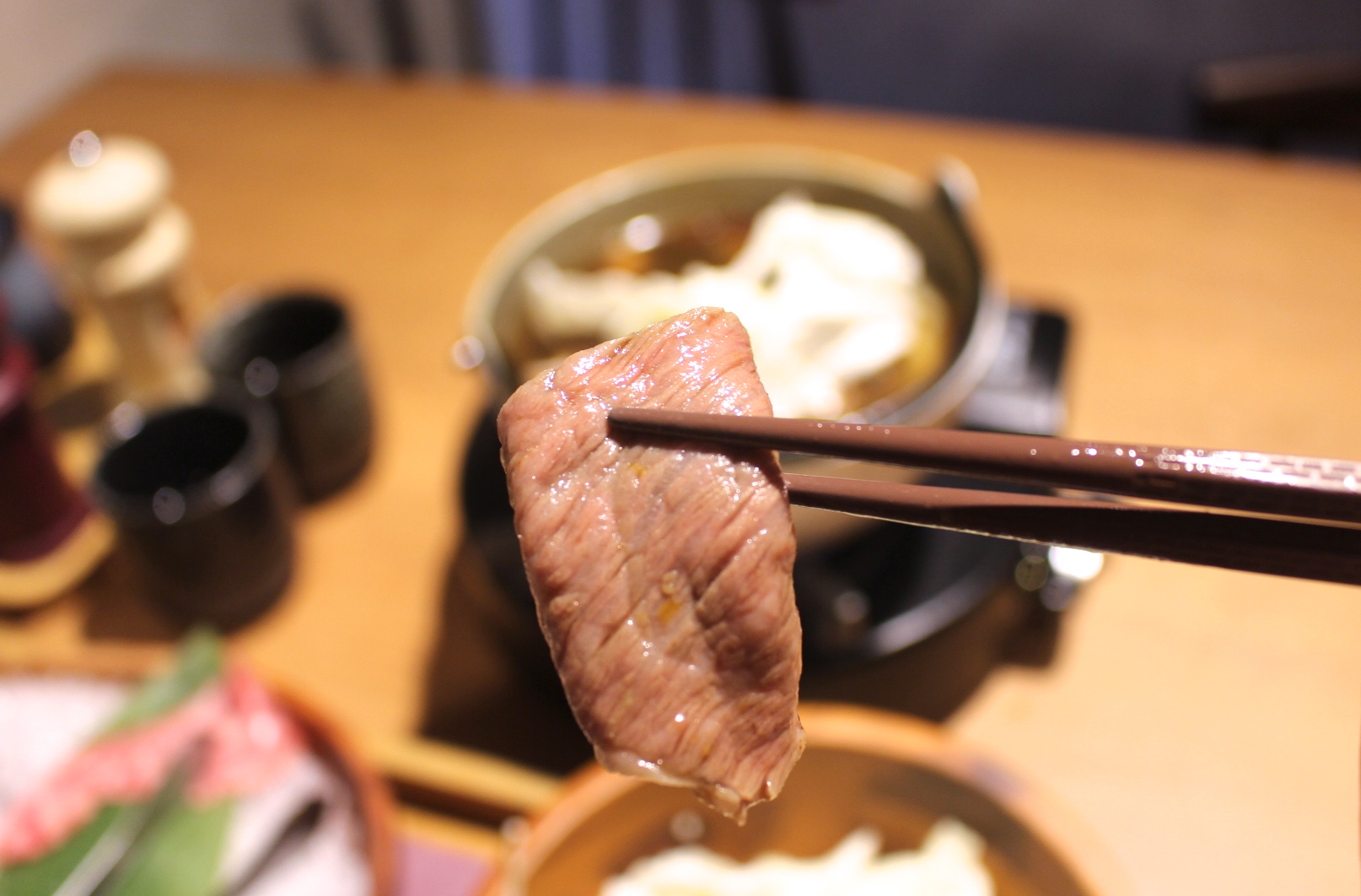 【食 東港強和牛燒肉】就是要吃「海鮮頂級和牛」搭配麻辣鍋，日本A5頂級和牛油花瞬間化開～超美味