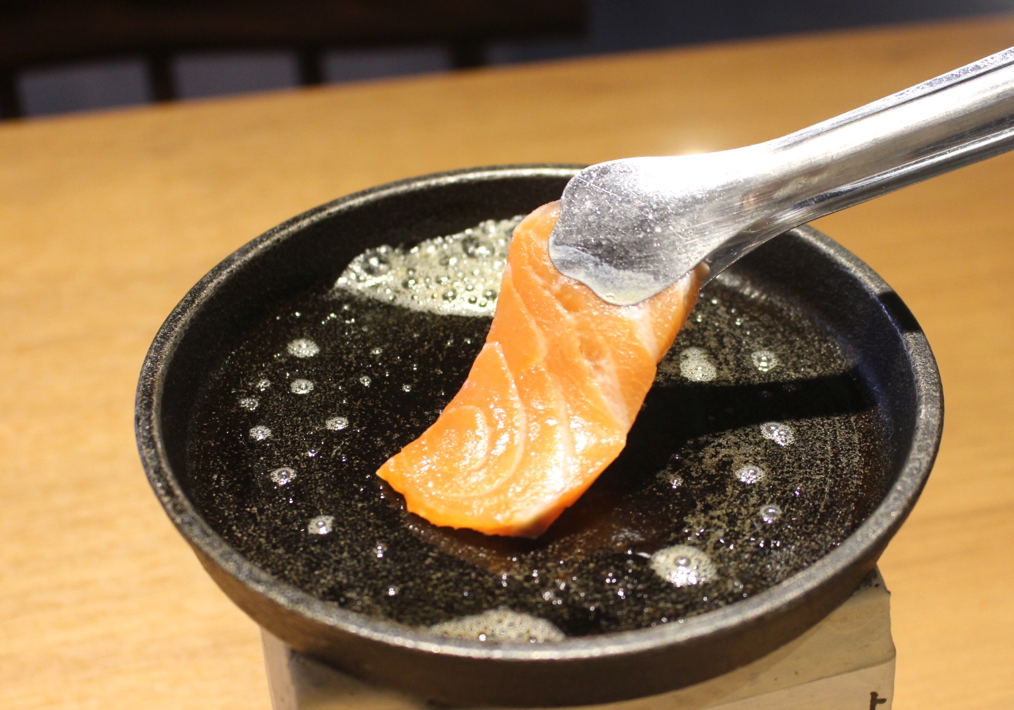 【食 東港強和牛燒肉】就是要吃「海鮮頂級和牛」搭配麻辣鍋，日本A5頂級和牛油花瞬間化開～超美味