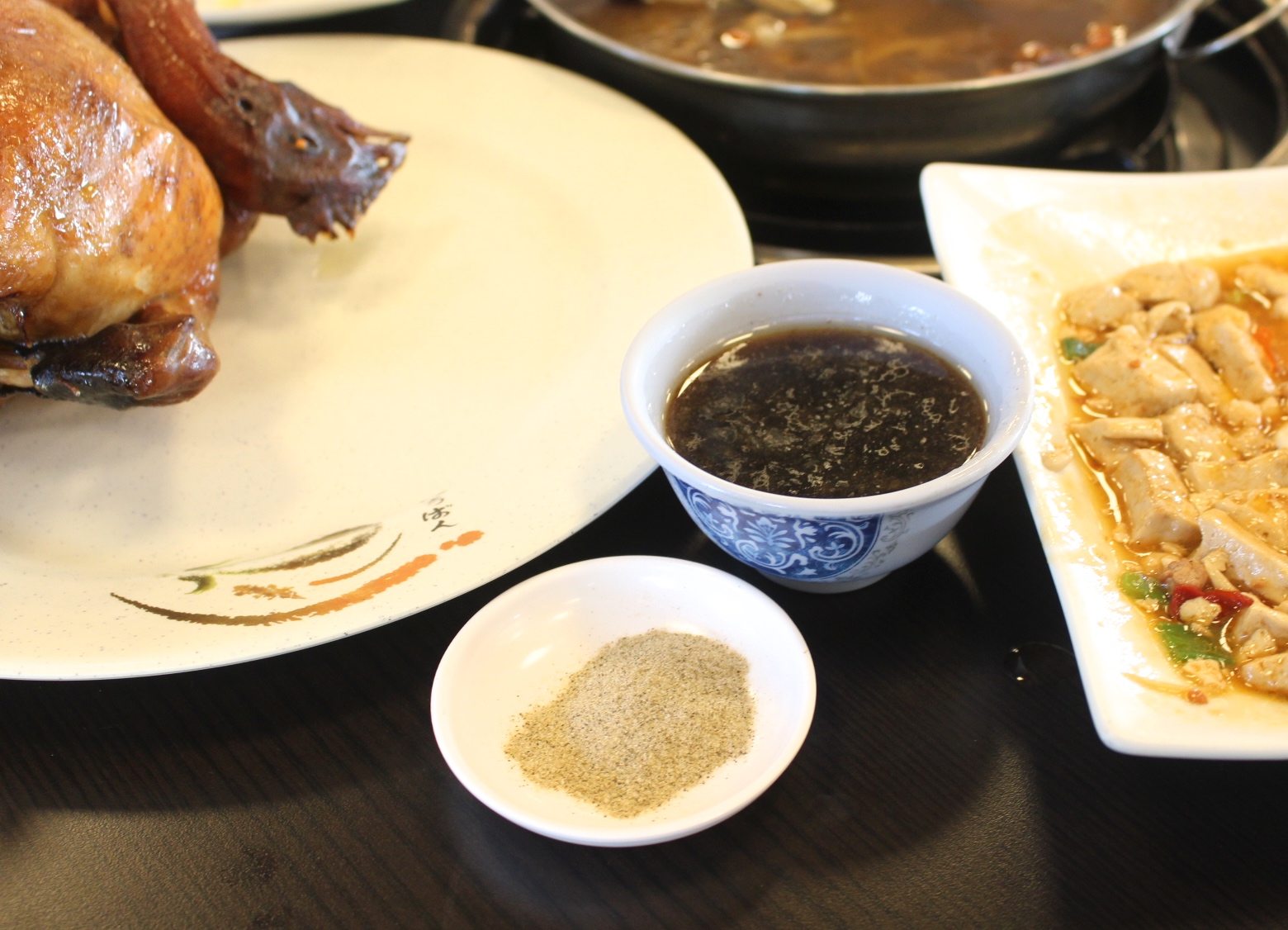 【食 閣樓桶窯雞】雲林古坑Google評價優上。1600元經濟合菜份量好大一盤！連桶窯雞也是自家養殖