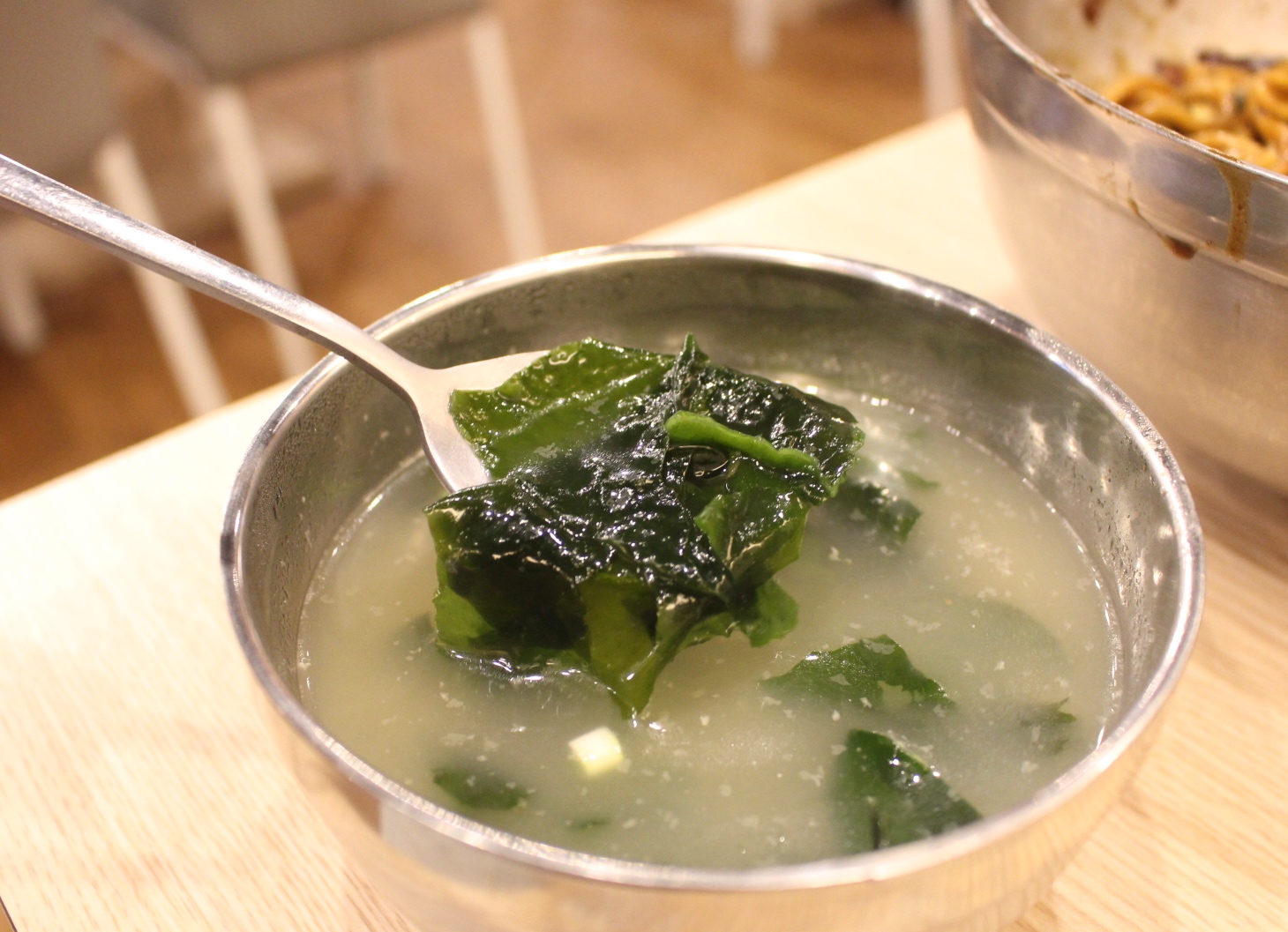 【食 木槿花韓式食堂(中壢店)】藏身家樂福一人也能享用的鐵盤烤肉！厚實3公分海鮮煎餅必點、雙人部隊鍋最划算