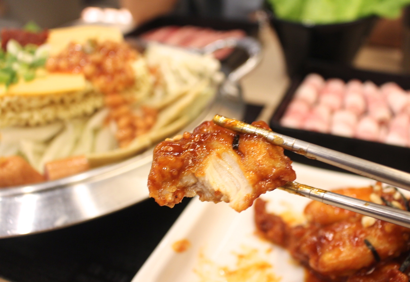 【食 木槿花韓式食堂(中壢店)】藏身家樂福一人也能享用的鐵盤烤肉！厚實3公分海鮮煎餅必點、雙人部隊鍋最划算