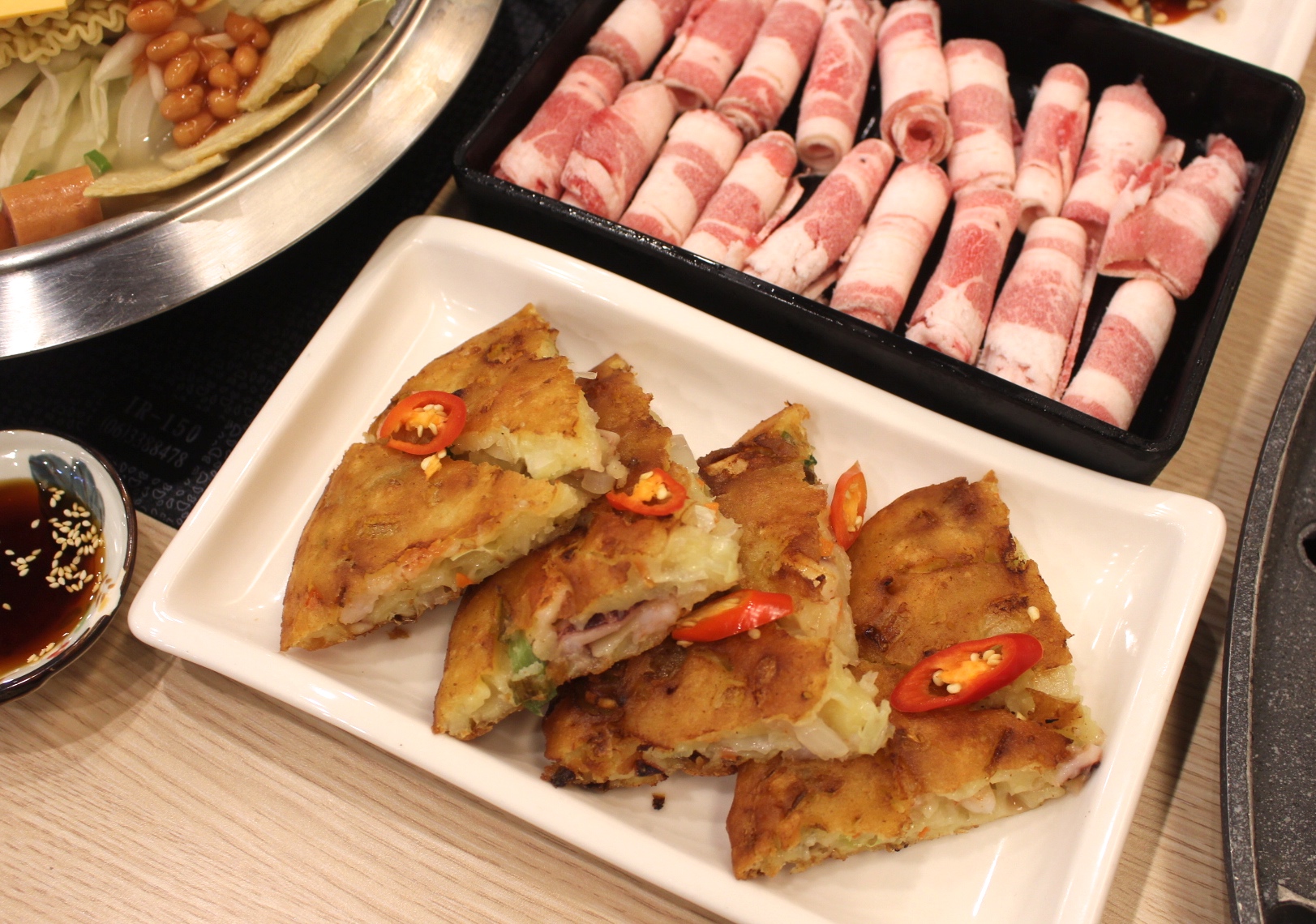 【食 木槿花韓式食堂(中壢店)】藏身家樂福一人也能享用的鐵盤烤肉!厚實3公分海鮮煎餅必點、雙人部隊鍋最划算 【食 木槿花韓式食堂(中壢店)】藏身家樂福一人也能享用的鐵盤烤肉!厚實3公分海鮮煎餅必點、雙人部隊鍋最划算