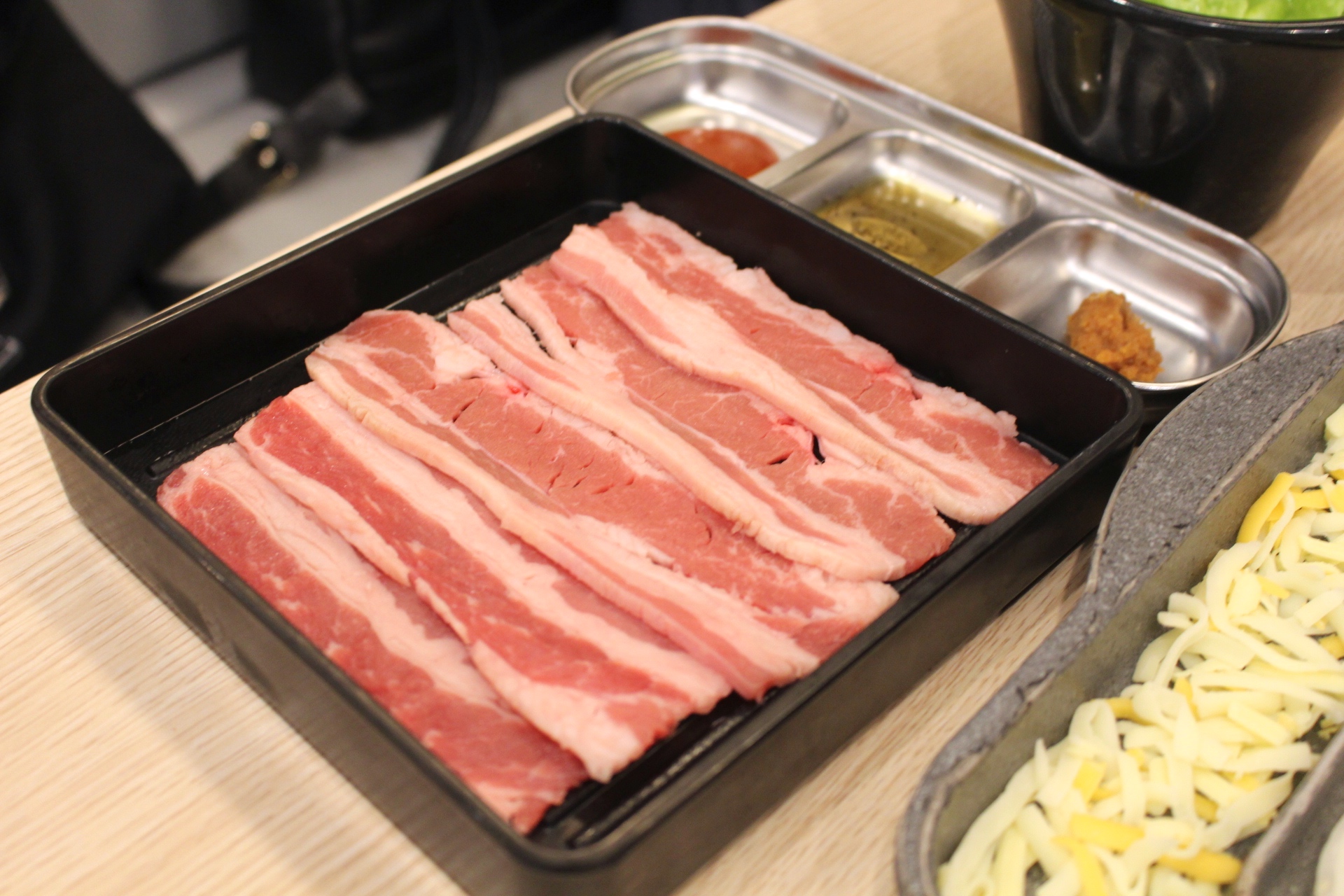 【食 木槿花韓式食堂(中壢店)】藏身家樂福一人也能享用的鐵盤烤肉!厚實3公分海鮮煎餅必點、雙人部隊鍋最划算 【食 木槿花韓式食堂(中壢店)】藏身家樂福一人也能享用的鐵盤烤肉!厚實3公分海鮮煎餅必點、雙人部隊鍋最划算