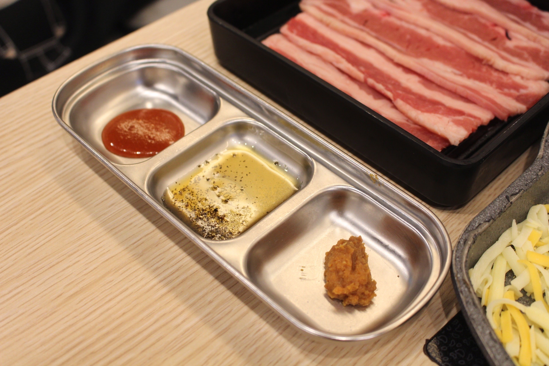 【食 木槿花韓式食堂(中壢店)】藏身家樂福一人也能享用的鐵盤烤肉!厚實3公分海鮮煎餅必點、雙人部隊鍋最划算 【食 木槿花韓式食堂(中壢店)】藏身家樂福一人也能享用的鐵盤烤肉!厚實3公分海鮮煎餅必點、雙人部隊鍋最划算