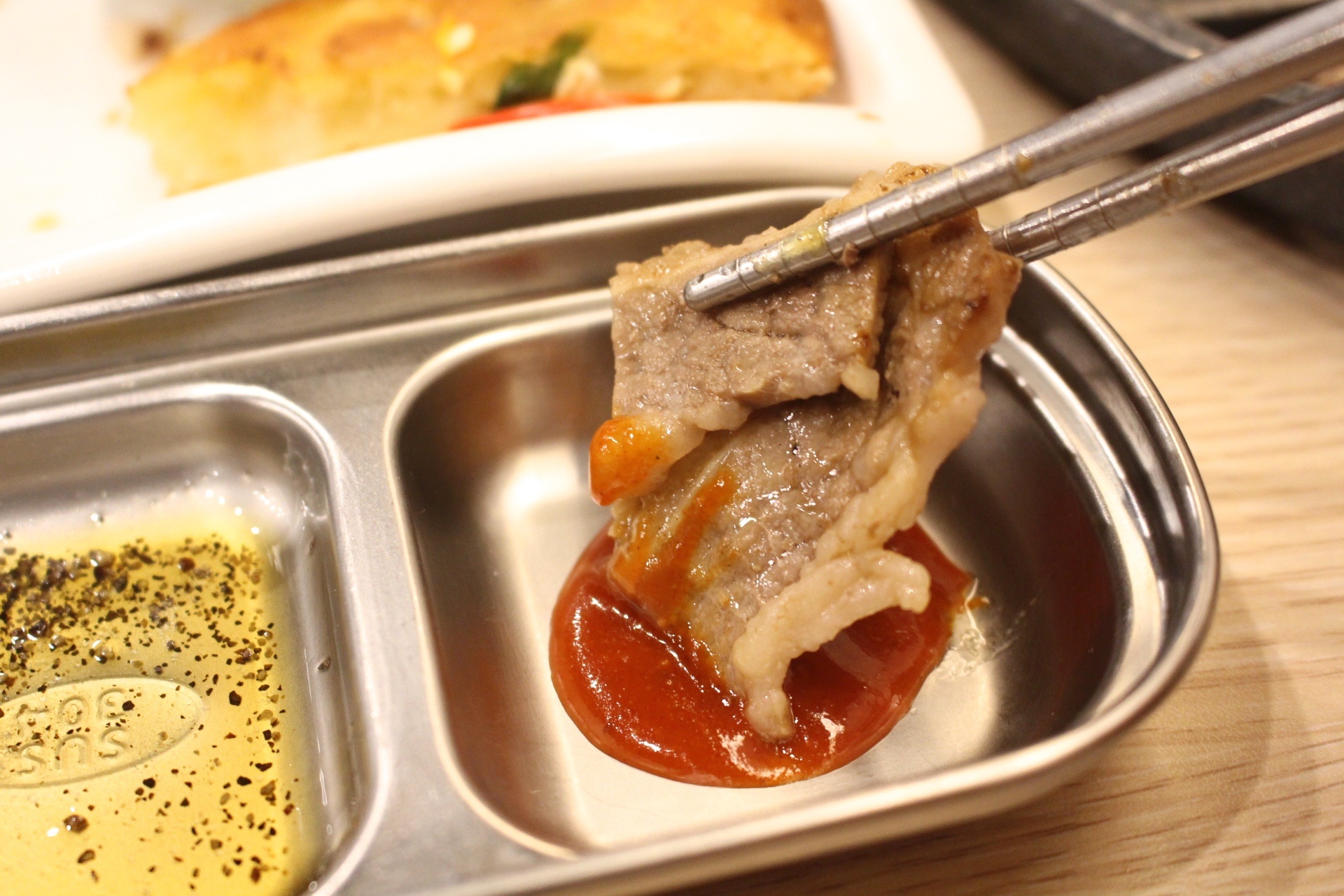 【食 木槿花韓式食堂(中壢店)】藏身家樂福一人也能享用的鐵盤烤肉!厚實3公分海鮮煎餅必點、雙人部隊鍋最划算 【食 木槿花韓式食堂(中壢店)】藏身家樂福一人也能享用的鐵盤烤肉!厚實3公分海鮮煎餅必點、雙人部隊鍋最划算