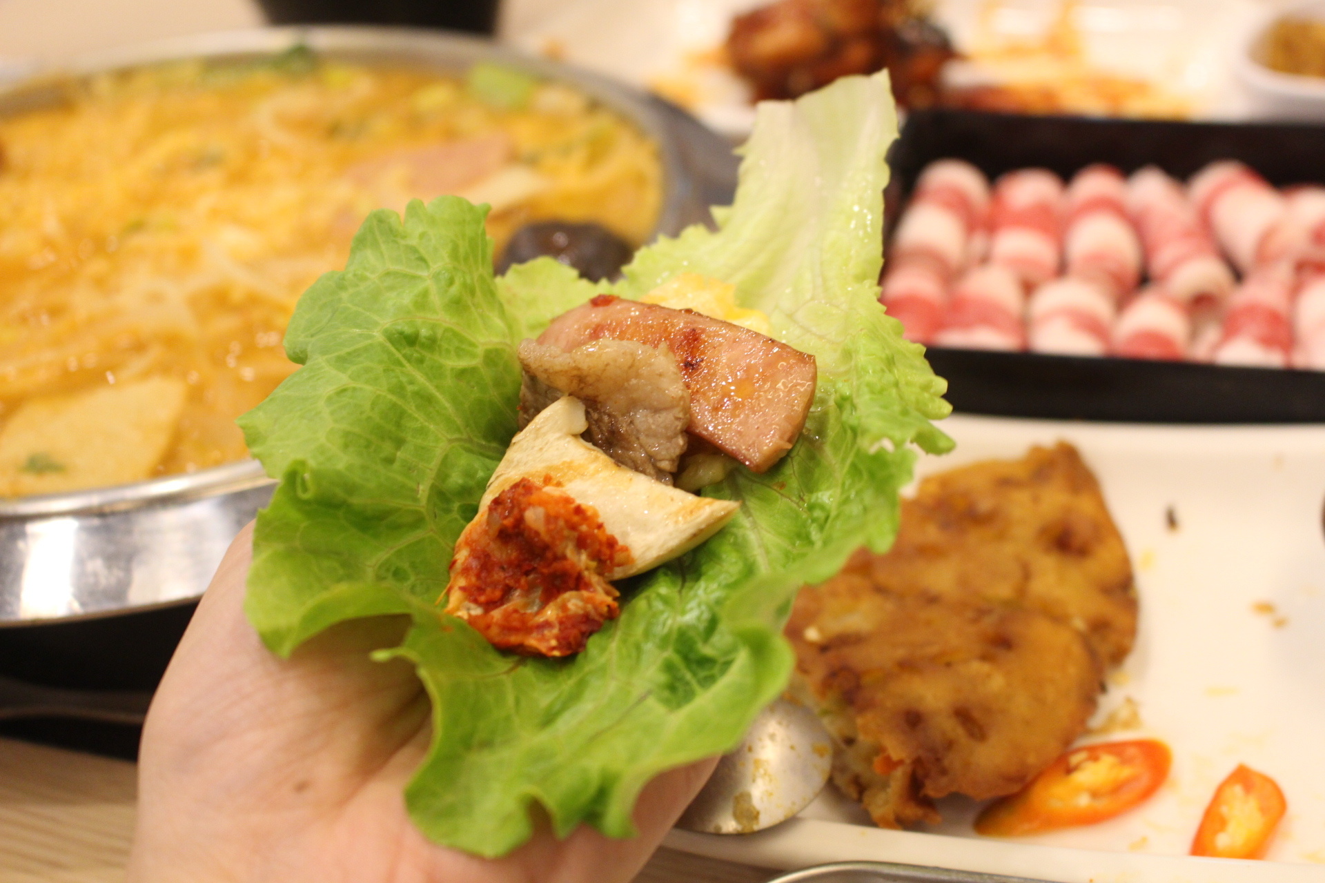 【食 木槿花韓式食堂(中壢店)】藏身家樂福一人也能享用的鐵盤烤肉！厚實3公分海鮮煎餅必點、雙人部隊鍋最划算