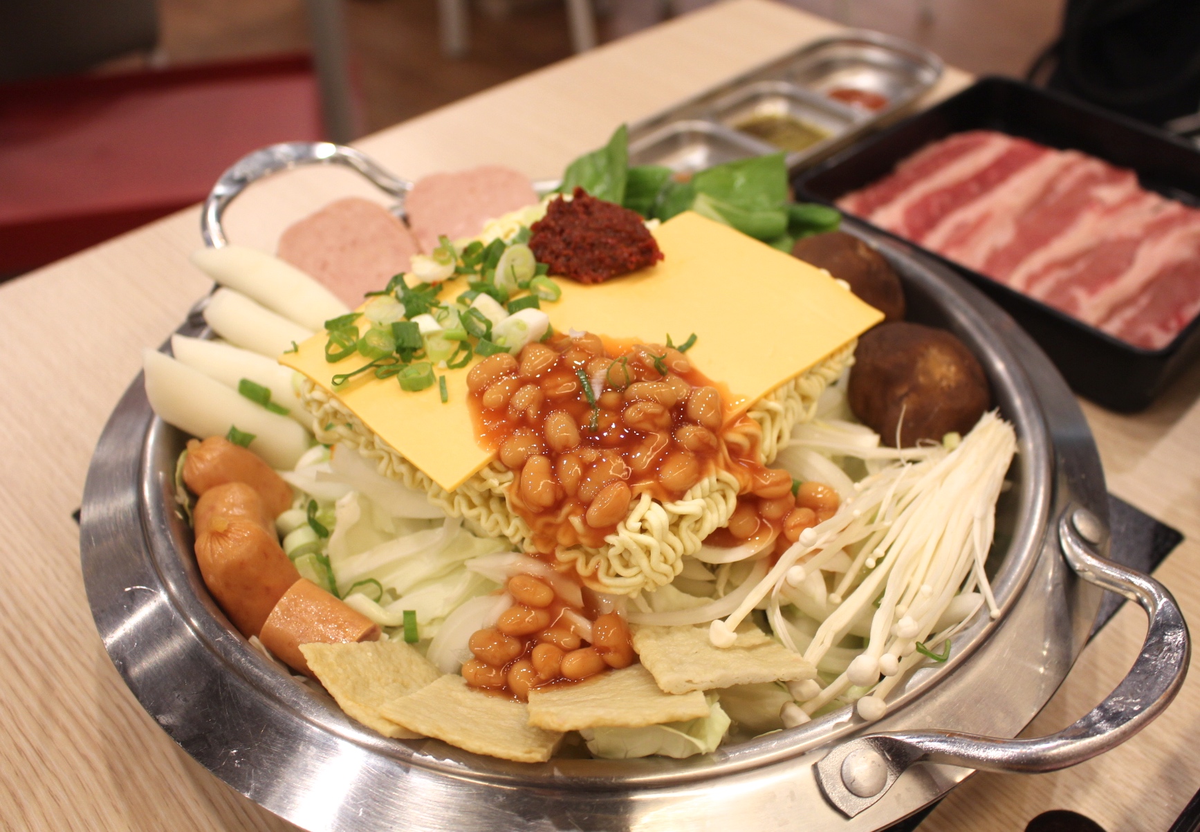 【食 木槿花韓式食堂(中壢店)】藏身家樂福一人也能享用的鐵盤烤肉!厚實3公分海鮮煎餅必點、雙人部隊鍋最划算 【食 木槿花韓式食堂(中壢店)】藏身家樂福一人也能享用的鐵盤烤肉!厚實3公分海鮮煎餅必點、雙人部隊鍋最划算