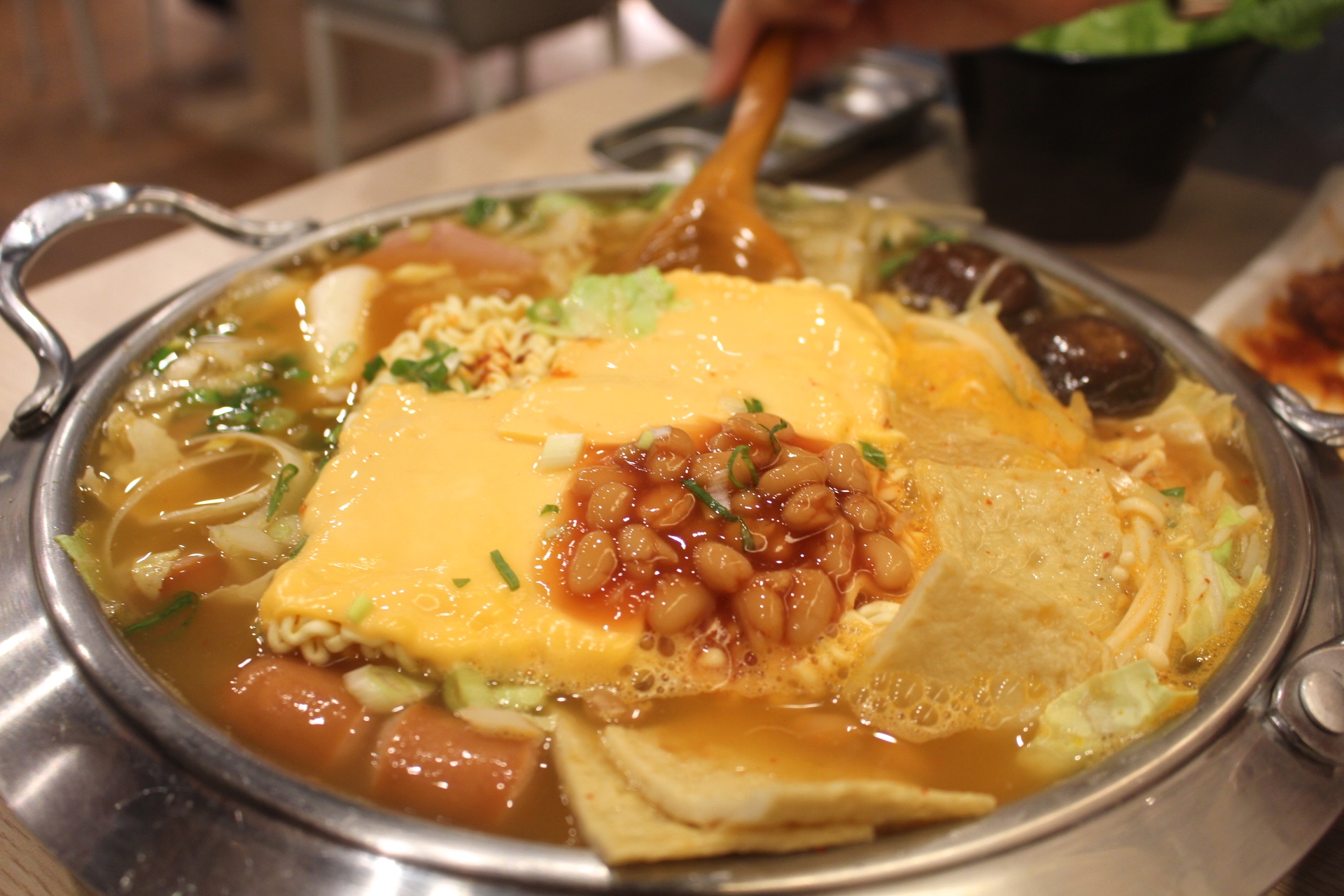 【食 木槿花韓式食堂(中壢店)】藏身家樂福一人也能享用的鐵盤烤肉!厚實3公分海鮮煎餅必點、雙人部隊鍋最划算 【食 木槿花韓式食堂(中壢店)】藏身家樂福一人也能享用的鐵盤烤肉!厚實3公分海鮮煎餅必點、雙人部隊鍋最划算