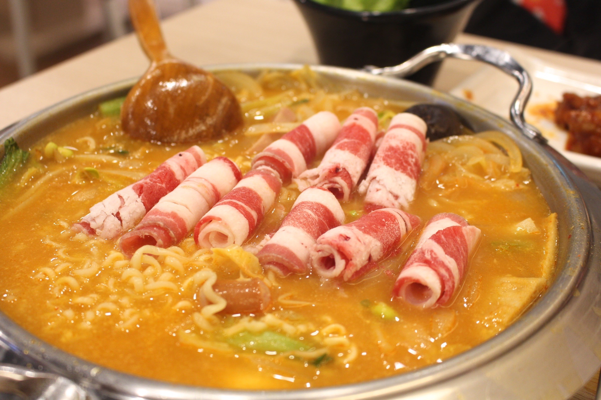 【食 木槿花韓式食堂(中壢店)】藏身家樂福一人也能享用的鐵盤烤肉!厚實3公分海鮮煎餅必點、雙人部隊鍋最划算 【食 木槿花韓式食堂(中壢店)】藏身家樂福一人也能享用的鐵盤烤肉!厚實3公分海鮮煎餅必點、雙人部隊鍋最划算