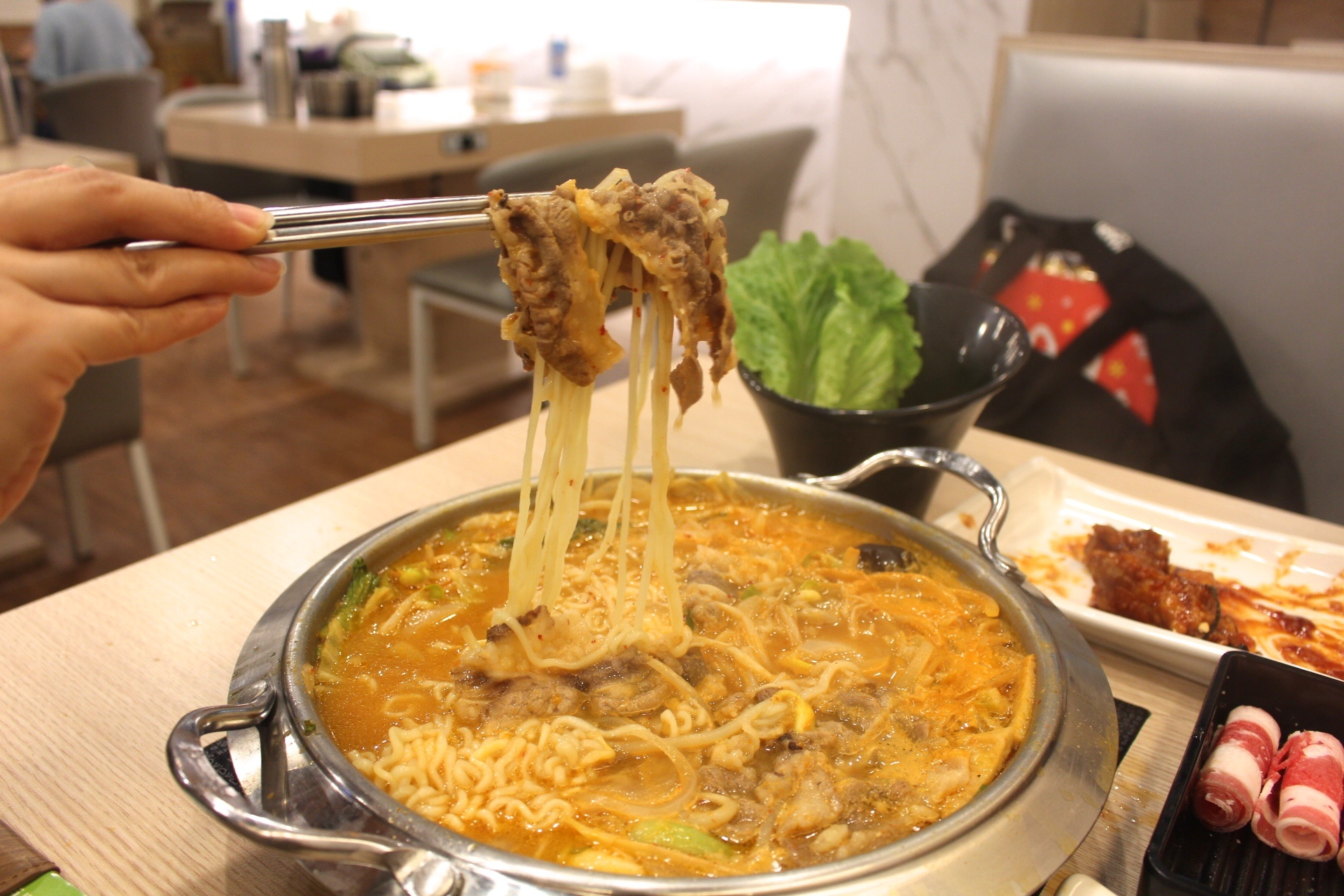 【食 木槿花韓式食堂(中壢店)】藏身家樂福一人也能享用的鐵盤烤肉!厚實3公分海鮮煎餅必點、雙人部隊鍋最划算 【食 木槿花韓式食堂(中壢店)】藏身家樂福一人也能享用的鐵盤烤肉!厚實3公分海鮮煎餅必點、雙人部隊鍋最划算
