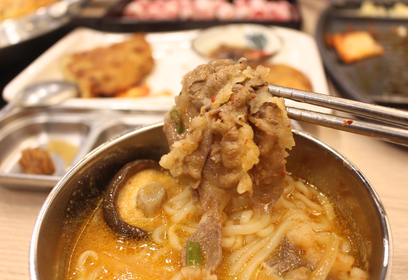 【食 木槿花韓式食堂(中壢店)】藏身家樂福一人也能享用的鐵盤烤肉！厚實3公分海鮮煎餅必點、雙人部隊鍋最划算