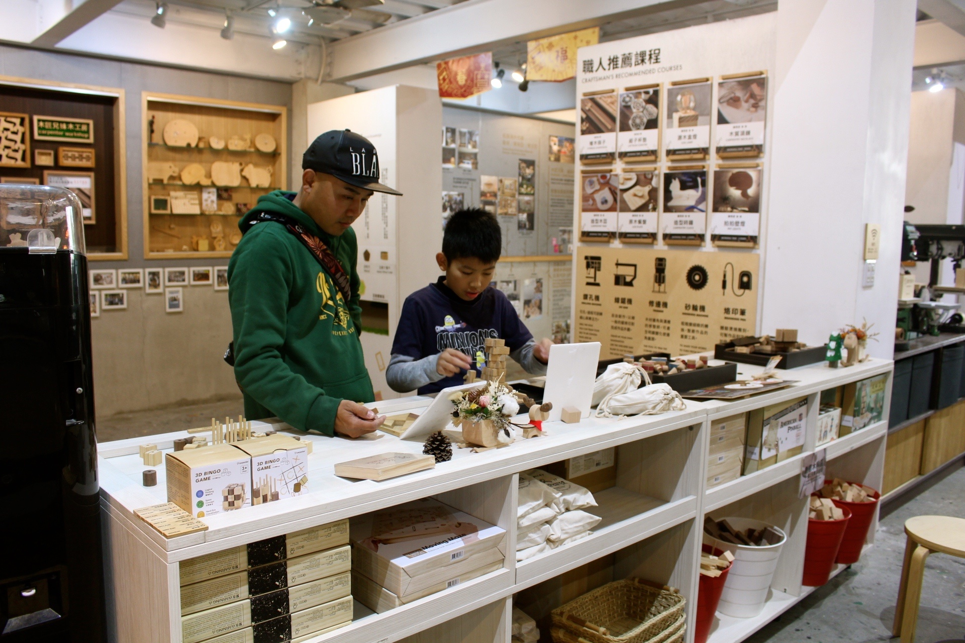 【玩 木匠兄妹木工房】免費入場！適合親子DIY的木工藝。後花園有沙坑、大小孩遊戲場
