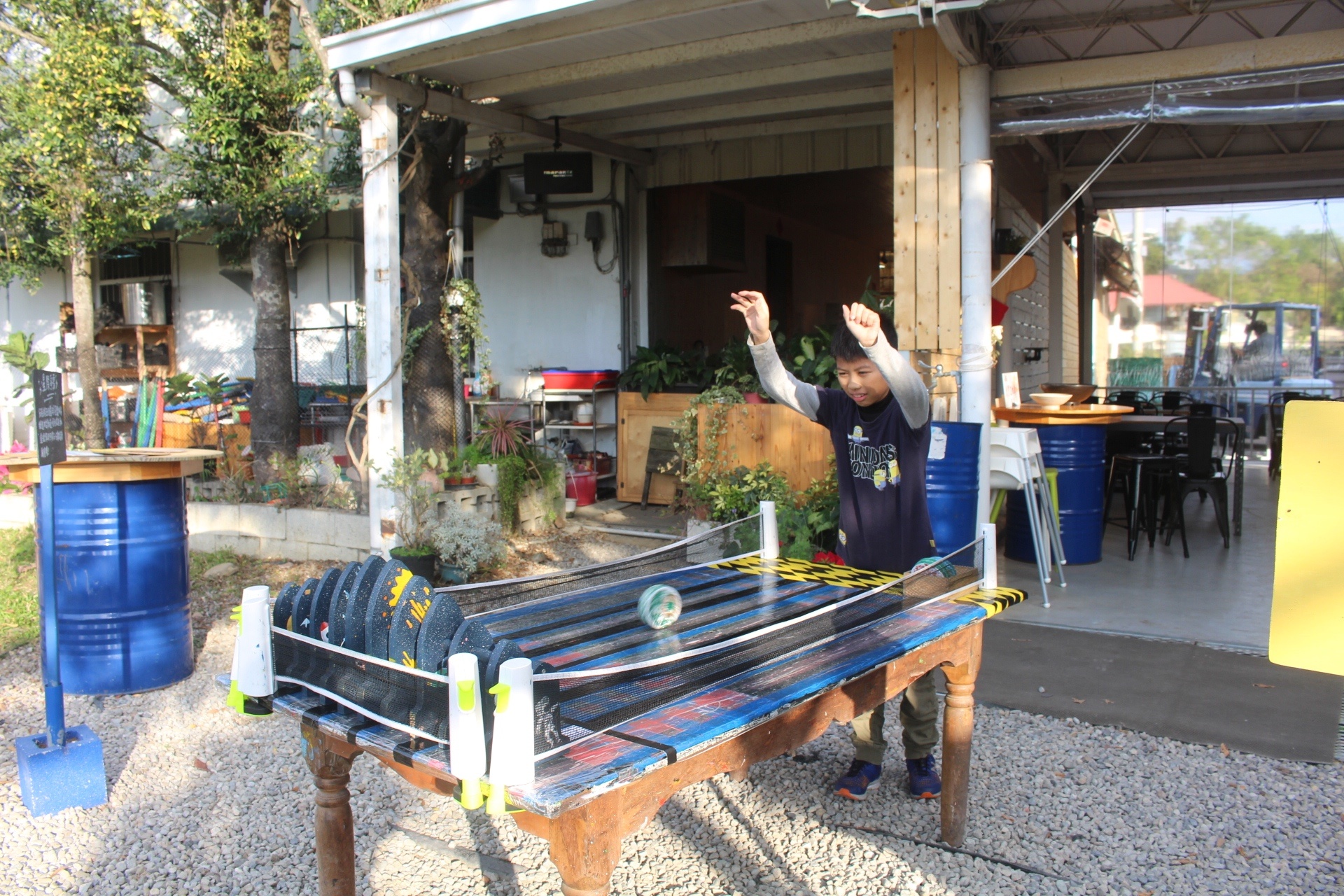 【玩 木匠兄妹木工房】免費入場！適合親子DIY的木工藝。後花園有沙坑、大小孩遊戲場