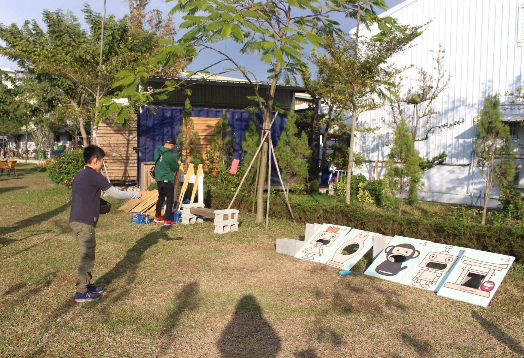 【玩 木匠兄妹木工房】免費入場！適合親子DIY的木工藝。後花園有沙坑、大小孩遊戲場